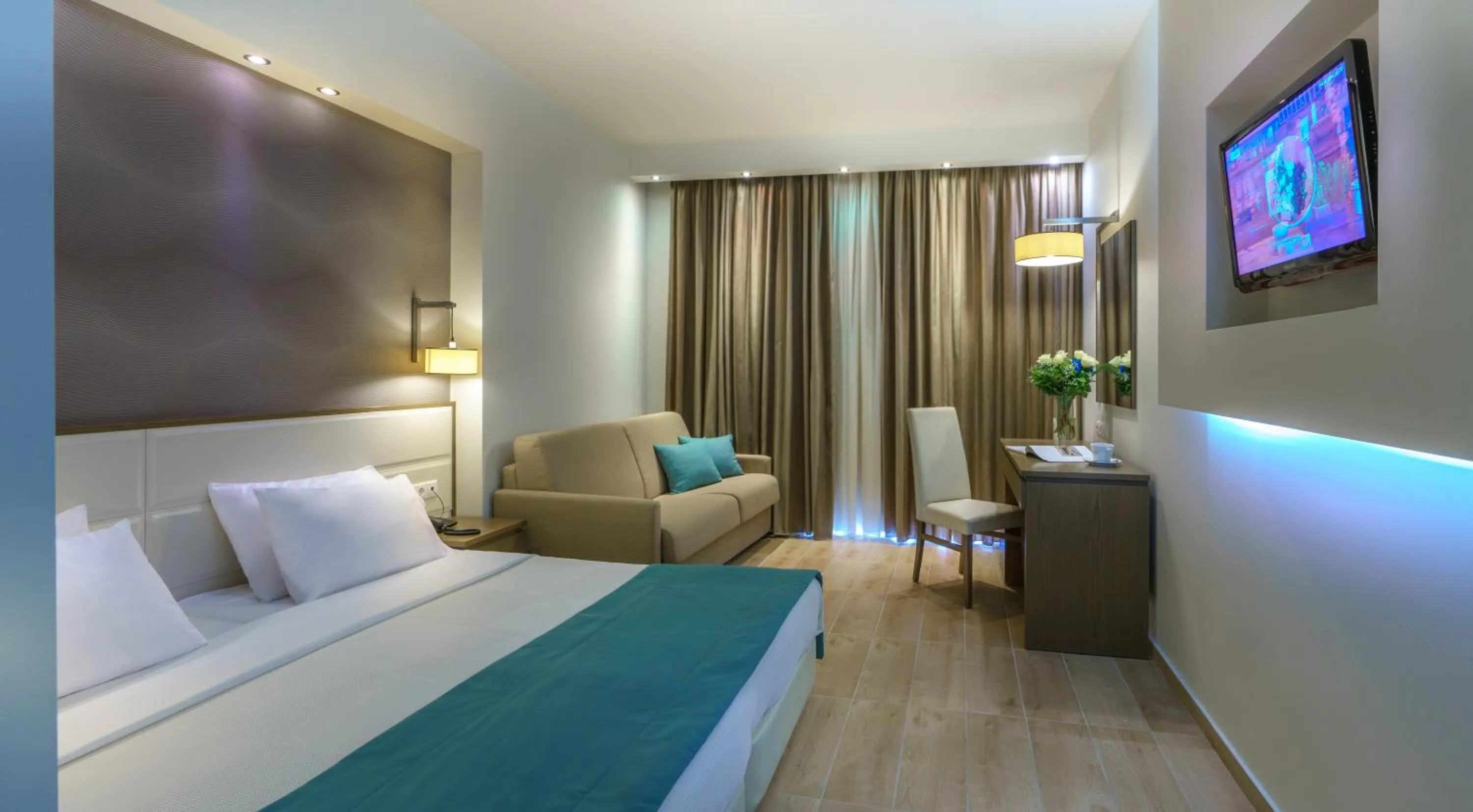 Photo of the whole room, Bed in Cosmopolitan Hotel