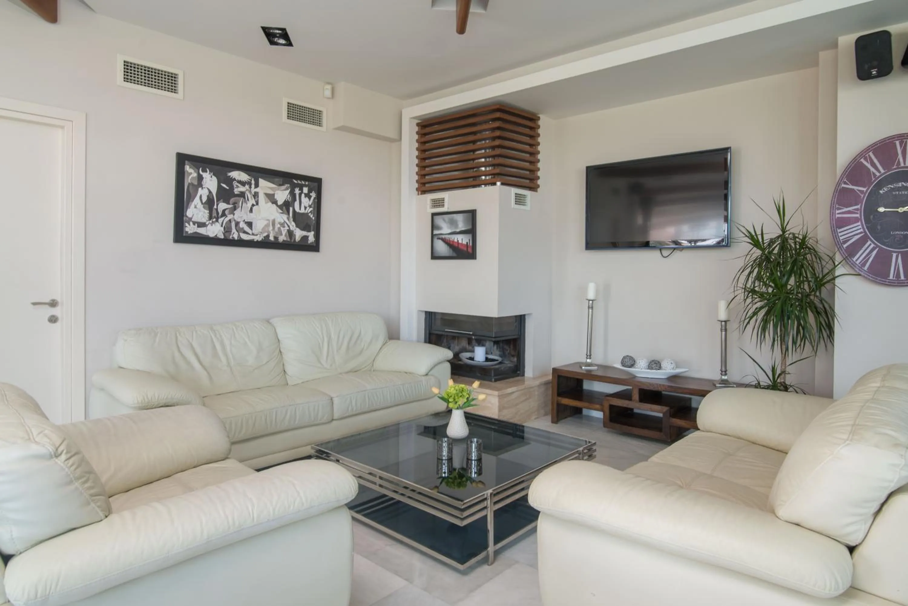 Communal lounge/ TV room in Cosmopolitan Hotel