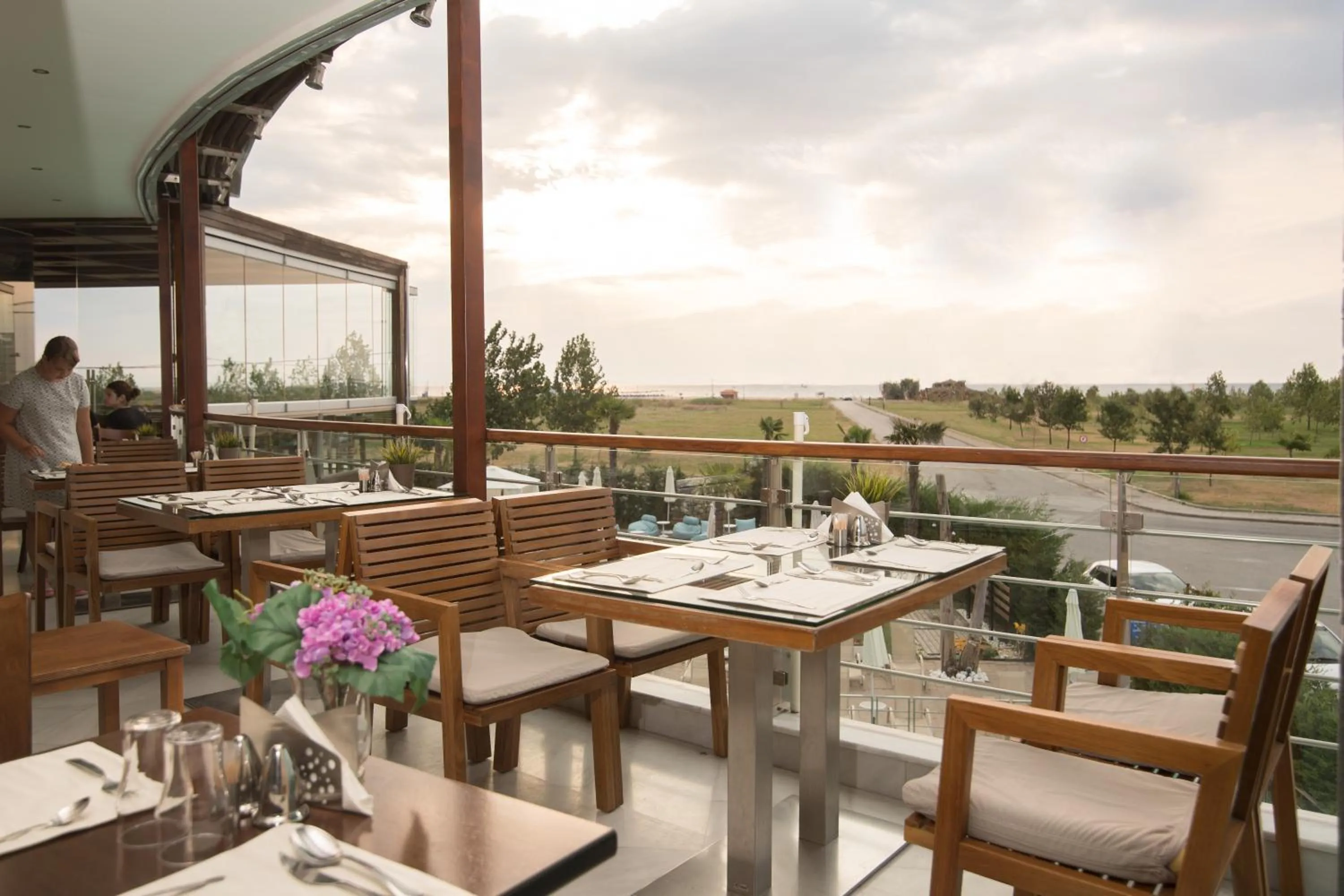 Restaurant/places to eat in Cosmopolitan Hotel