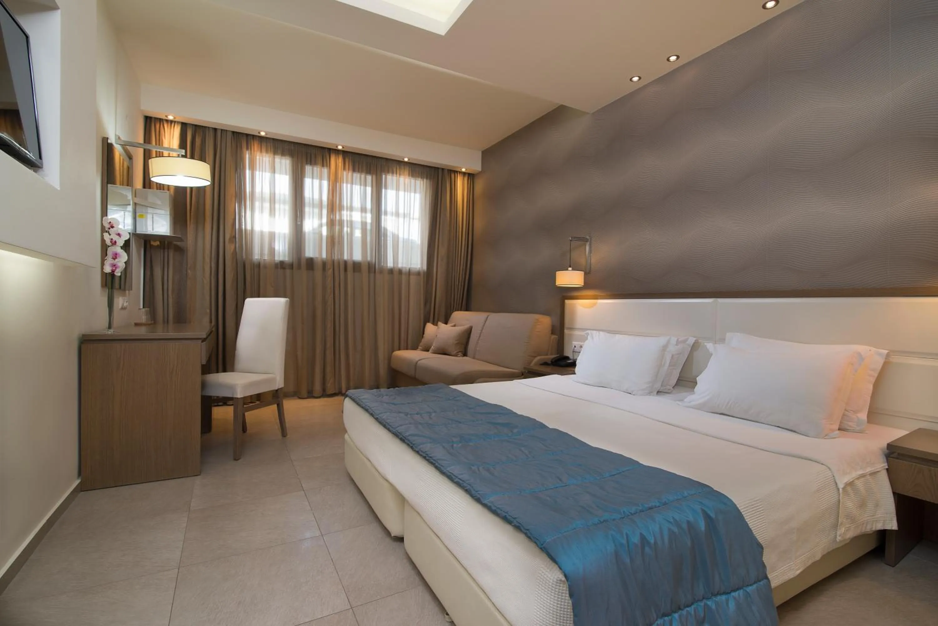 Photo of the whole room, Bed in Cosmopolitan Hotel