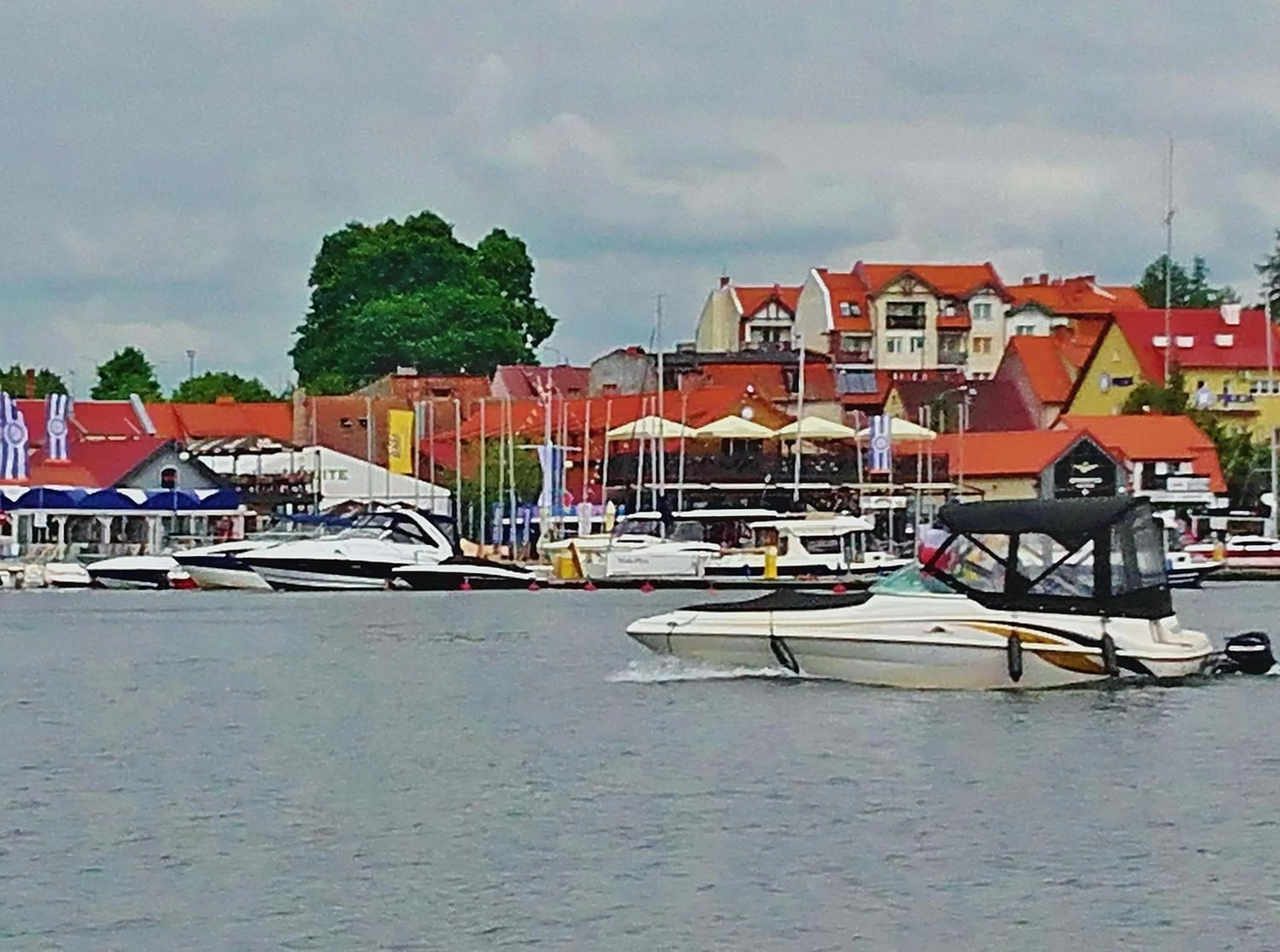 Nearby landmark in Willa Cyklada, grill, śniadania, jezioro,przystań,tawerna-200m, park linowy-400m, centrum,aquapark-900m