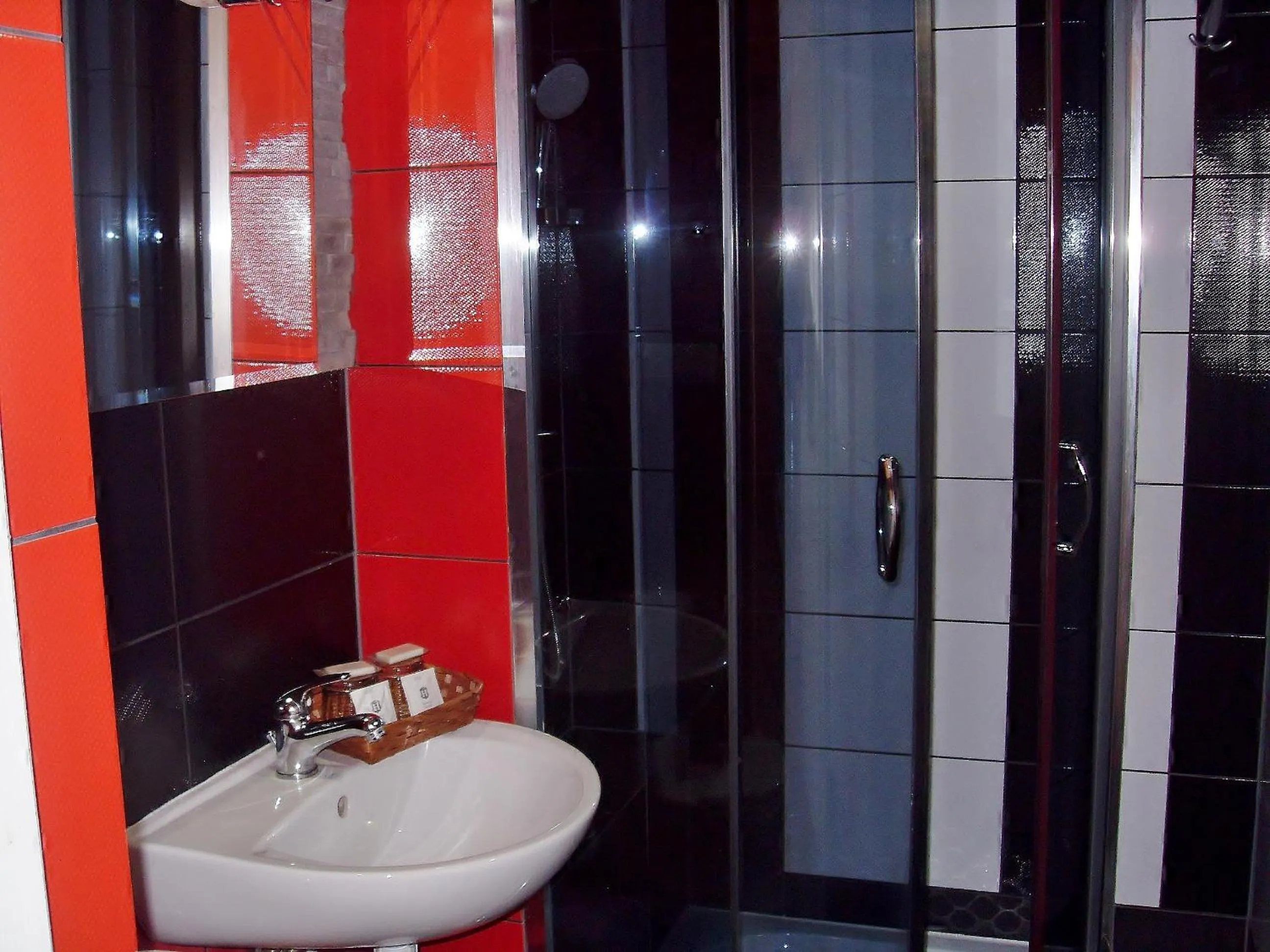 Bathroom in Willa Cyklada, grill, śniadania, jezioro,przystań,tawerna-200m, park linowy-400m, centrum,aquapark-900m