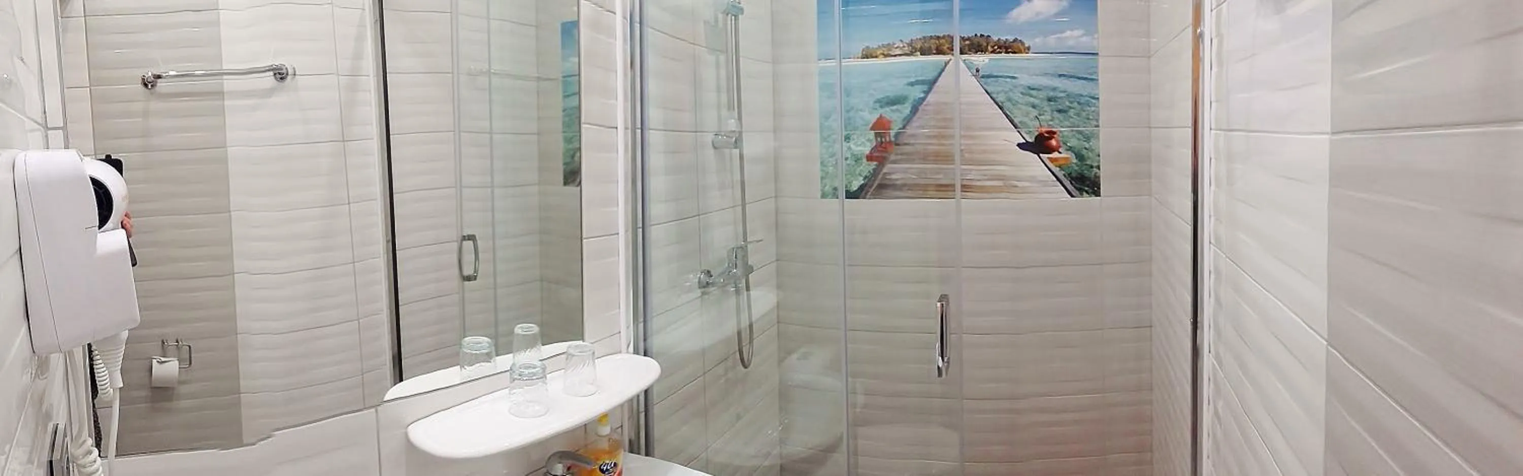 Shower in Willa Cyklada, grill, śniadania, jezioro,przystań,tawerna-200m, park linowy-400m, centrum,aquapark-900m