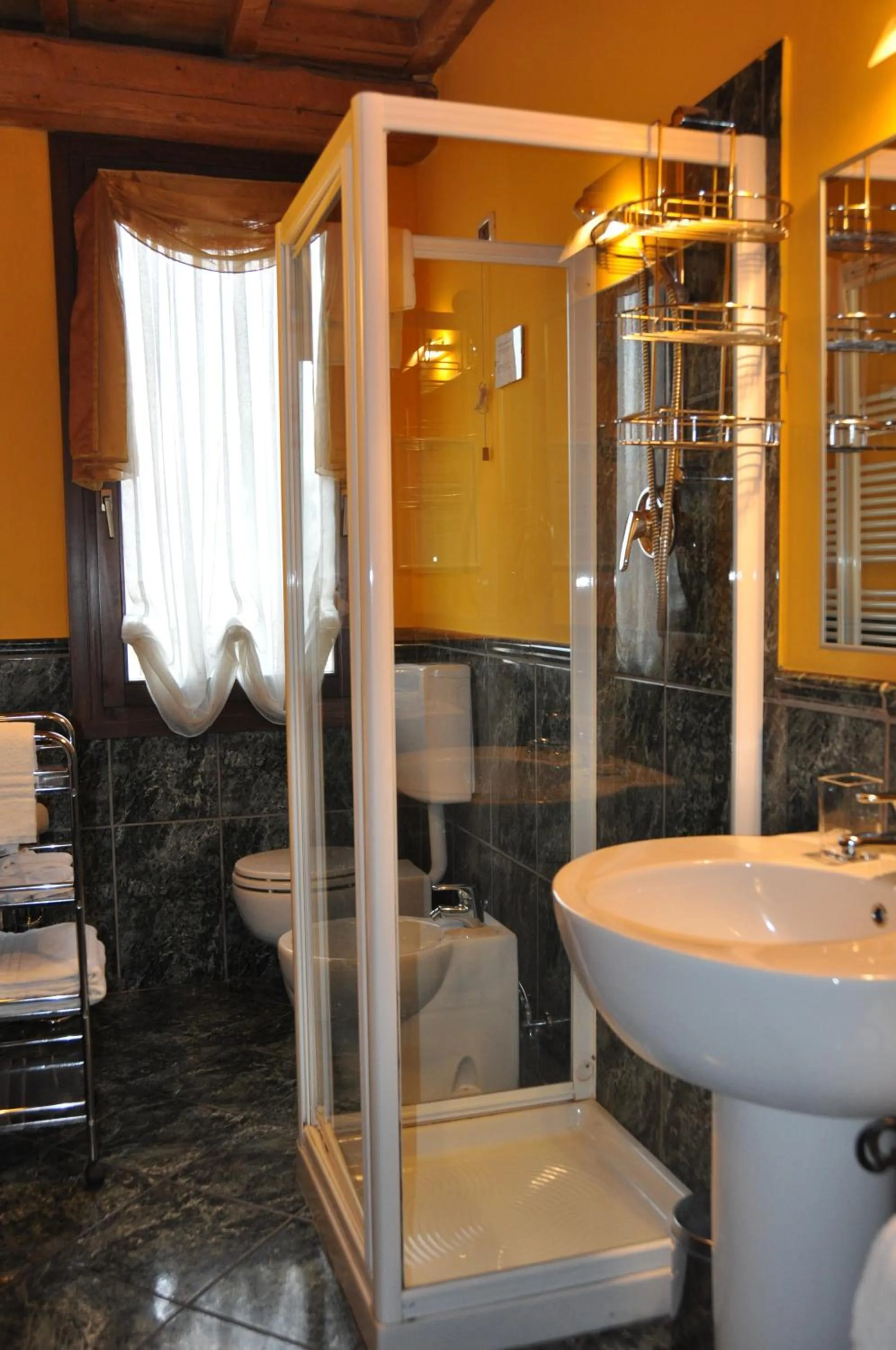 Shower in Piazza Nova Guest House