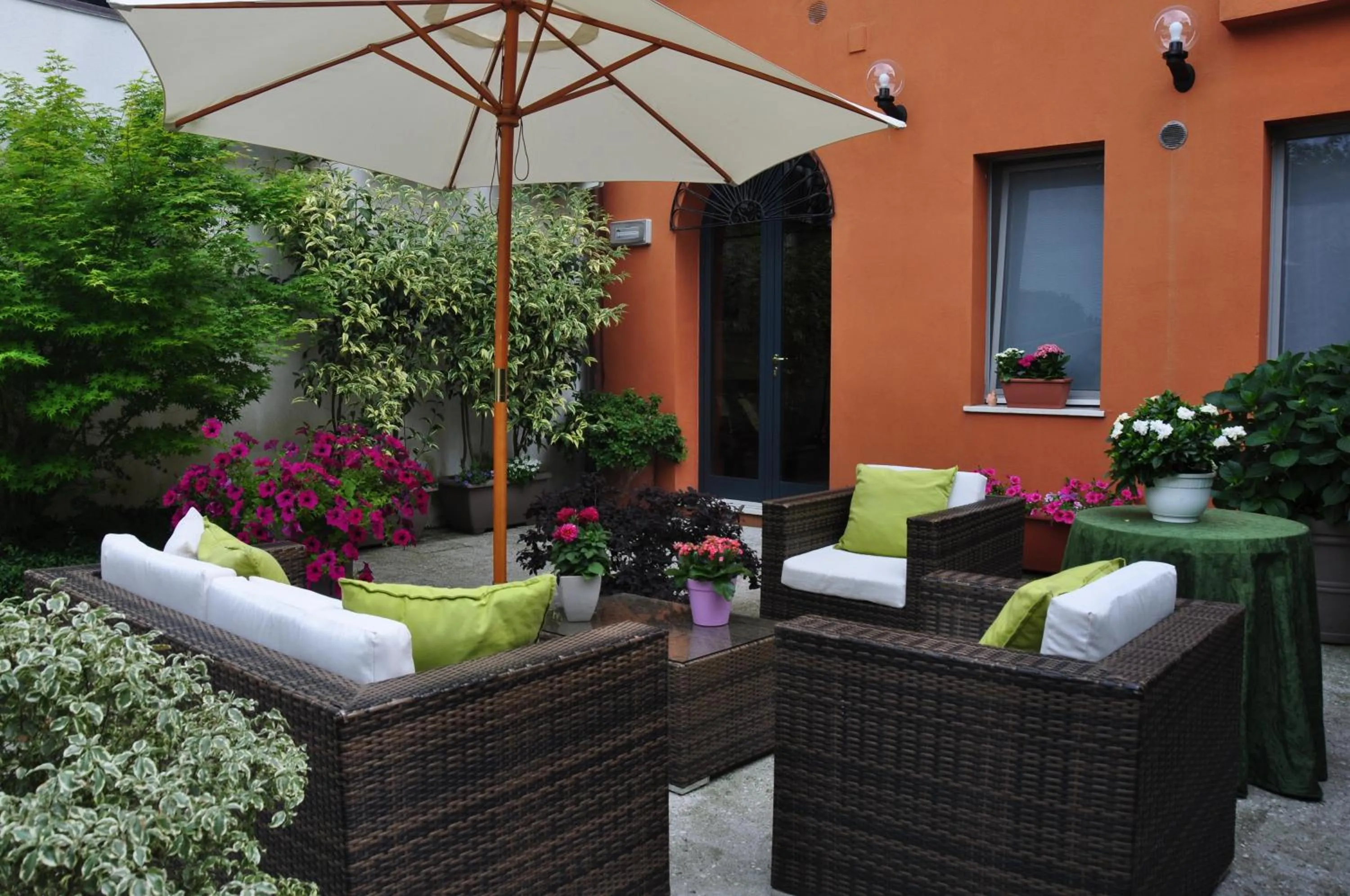 Patio in Piazza Nova Guest House
