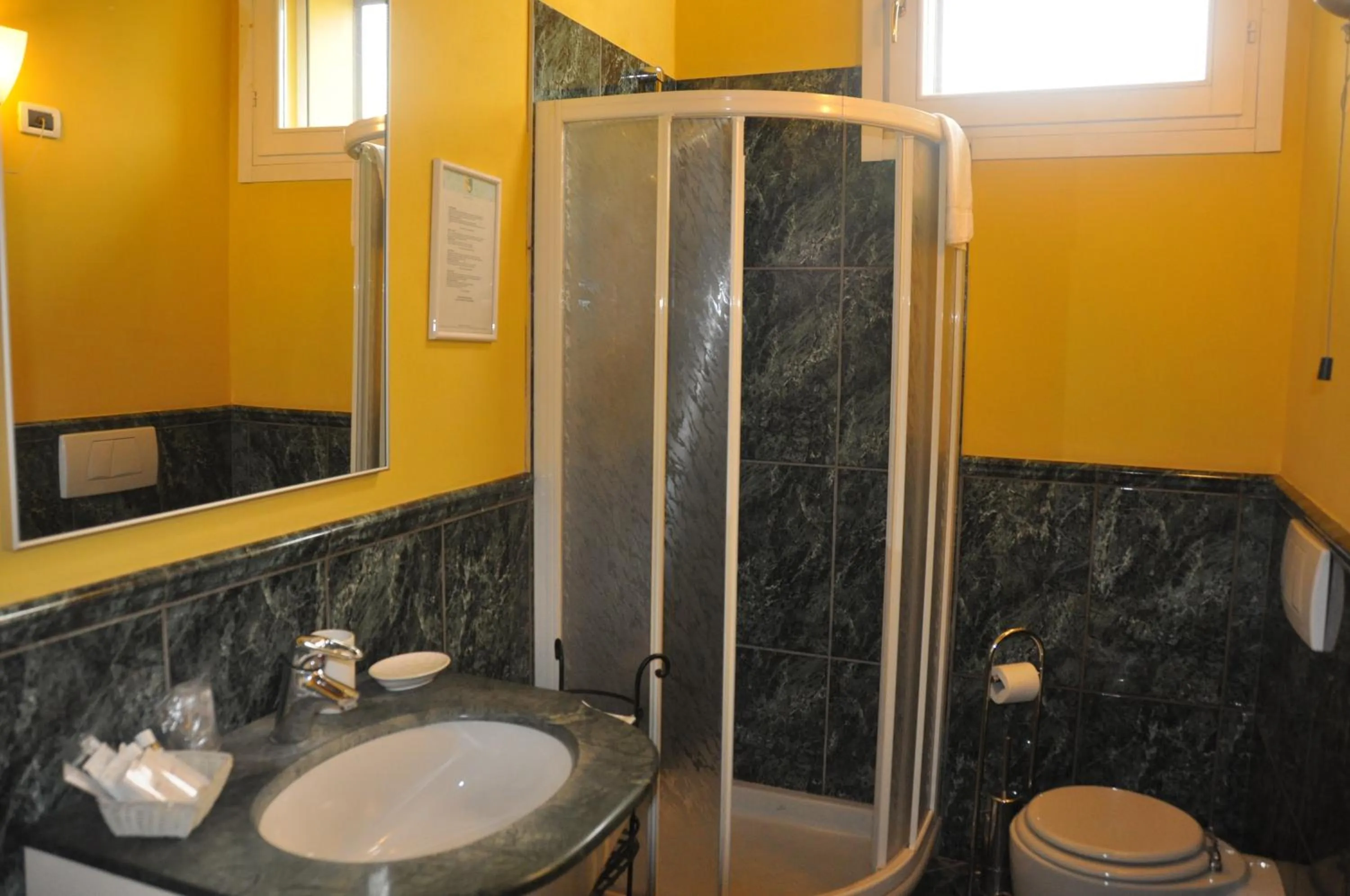 Shower in Piazza Nova Guest House