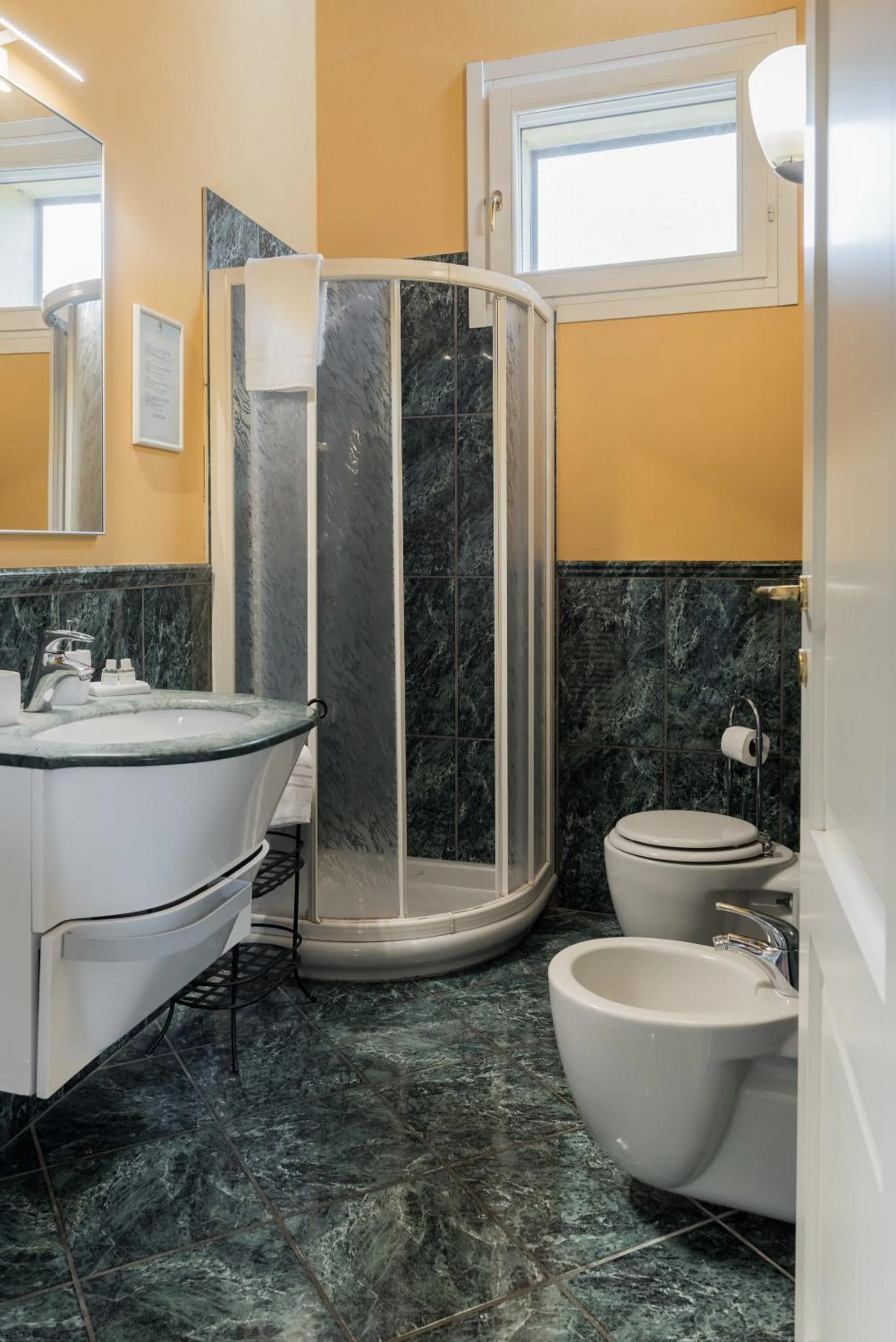 Shower in Piazza Nova Guest House