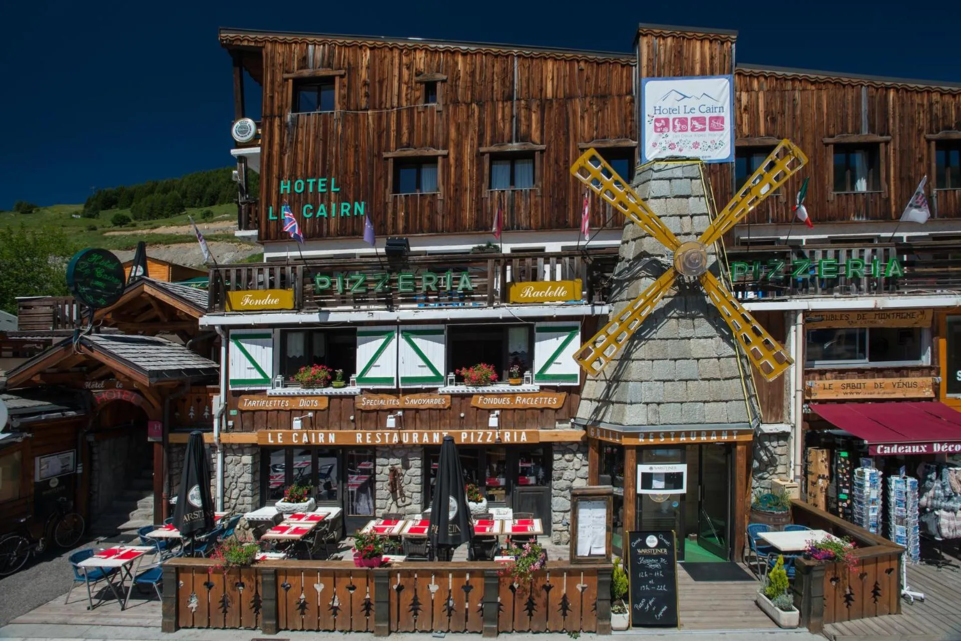 Facade/entrance in Hotel Le Cairn