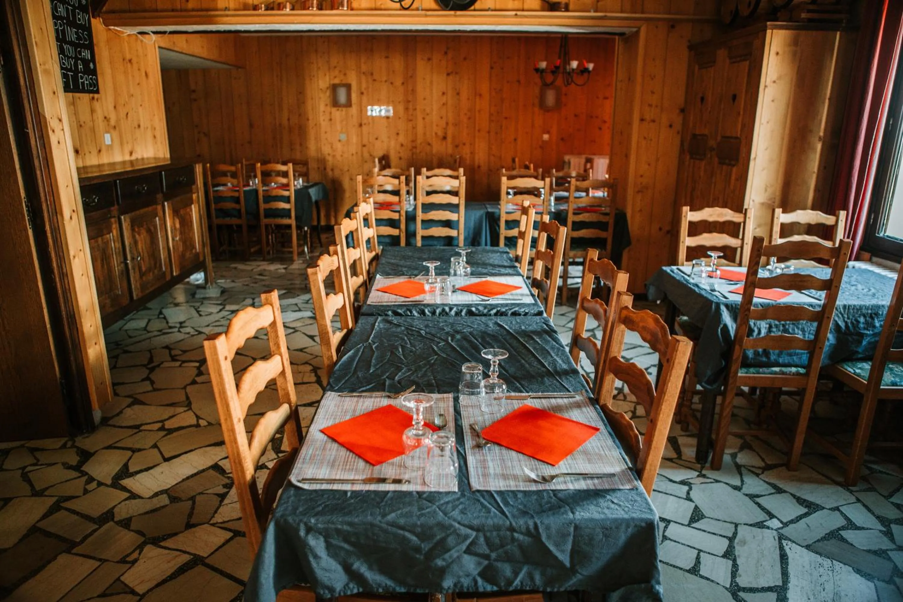 Restaurant/places to eat in Hotel Le Cairn