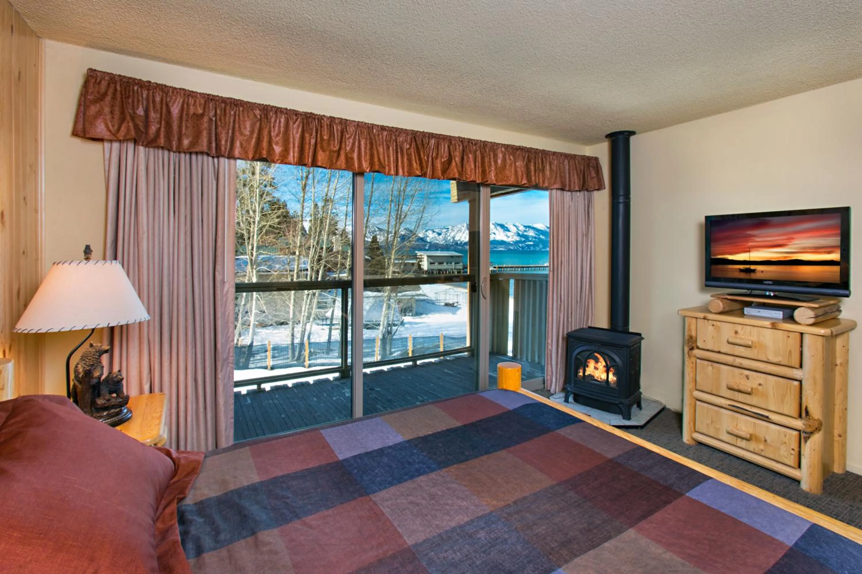 Bed in Tahoe Lakeshore Lodge & Spa