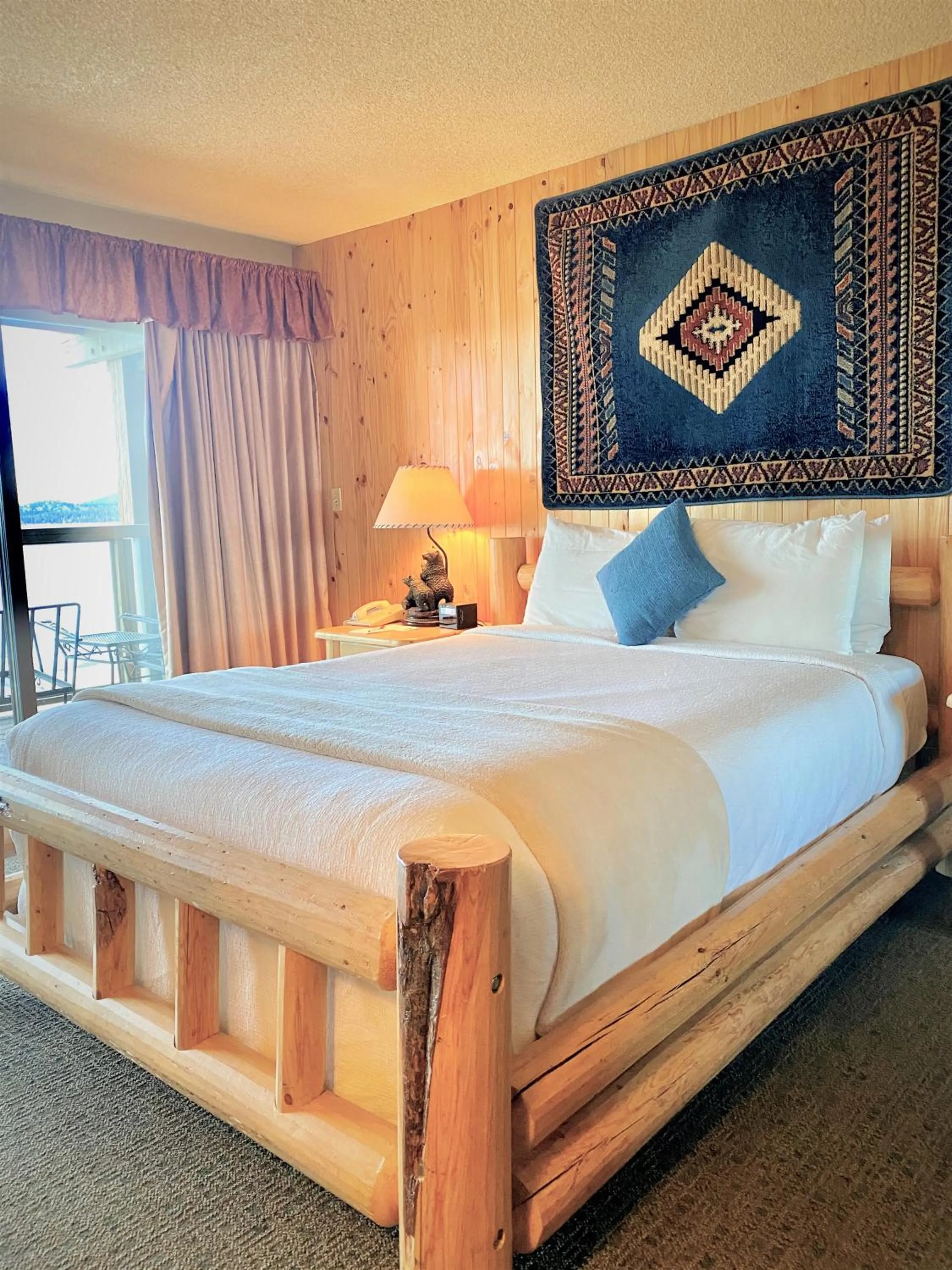 Bed in Tahoe Lakeshore Lodge & Spa