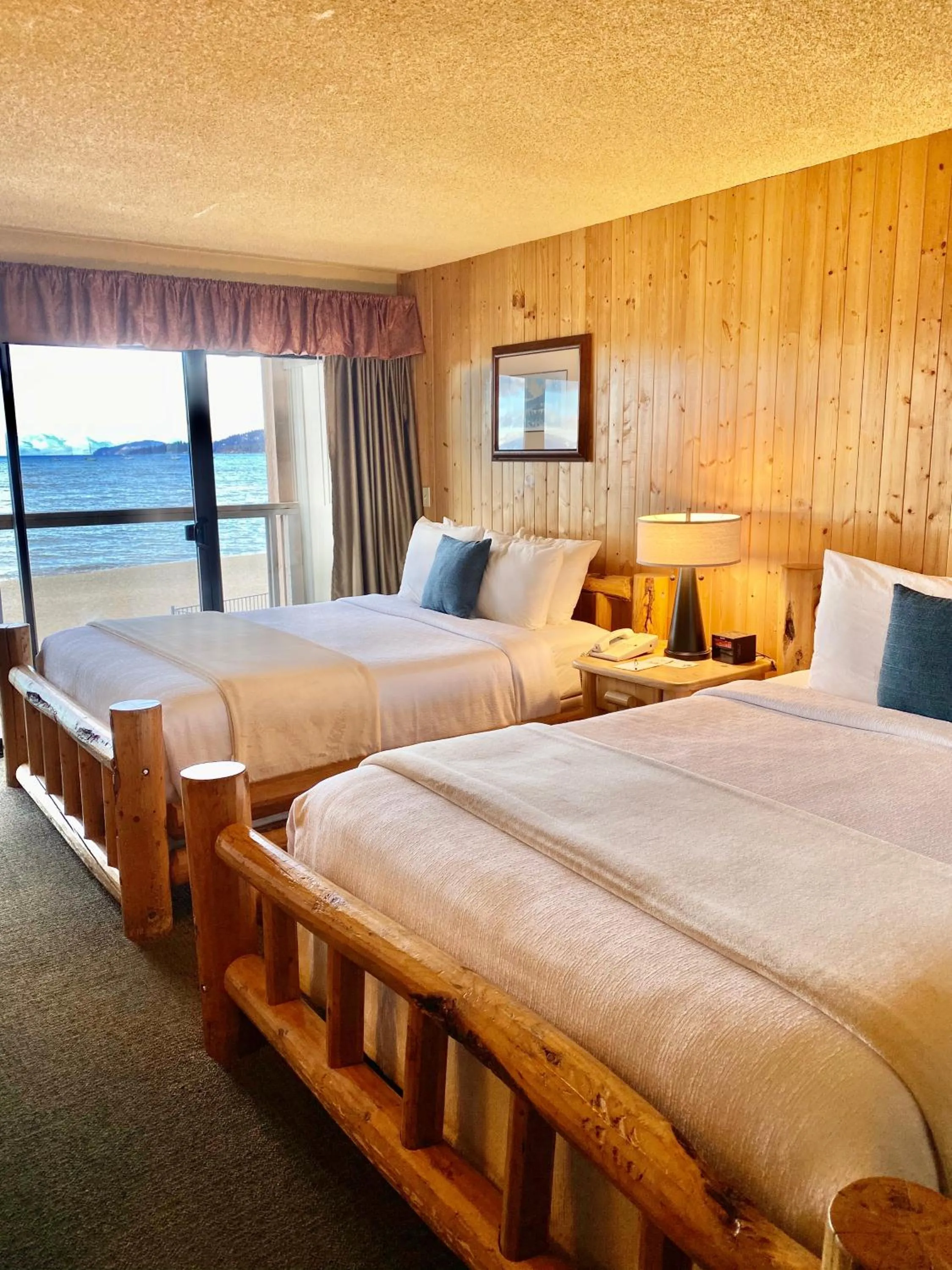 Lake view, Bed in Tahoe Lakeshore Lodge & Spa