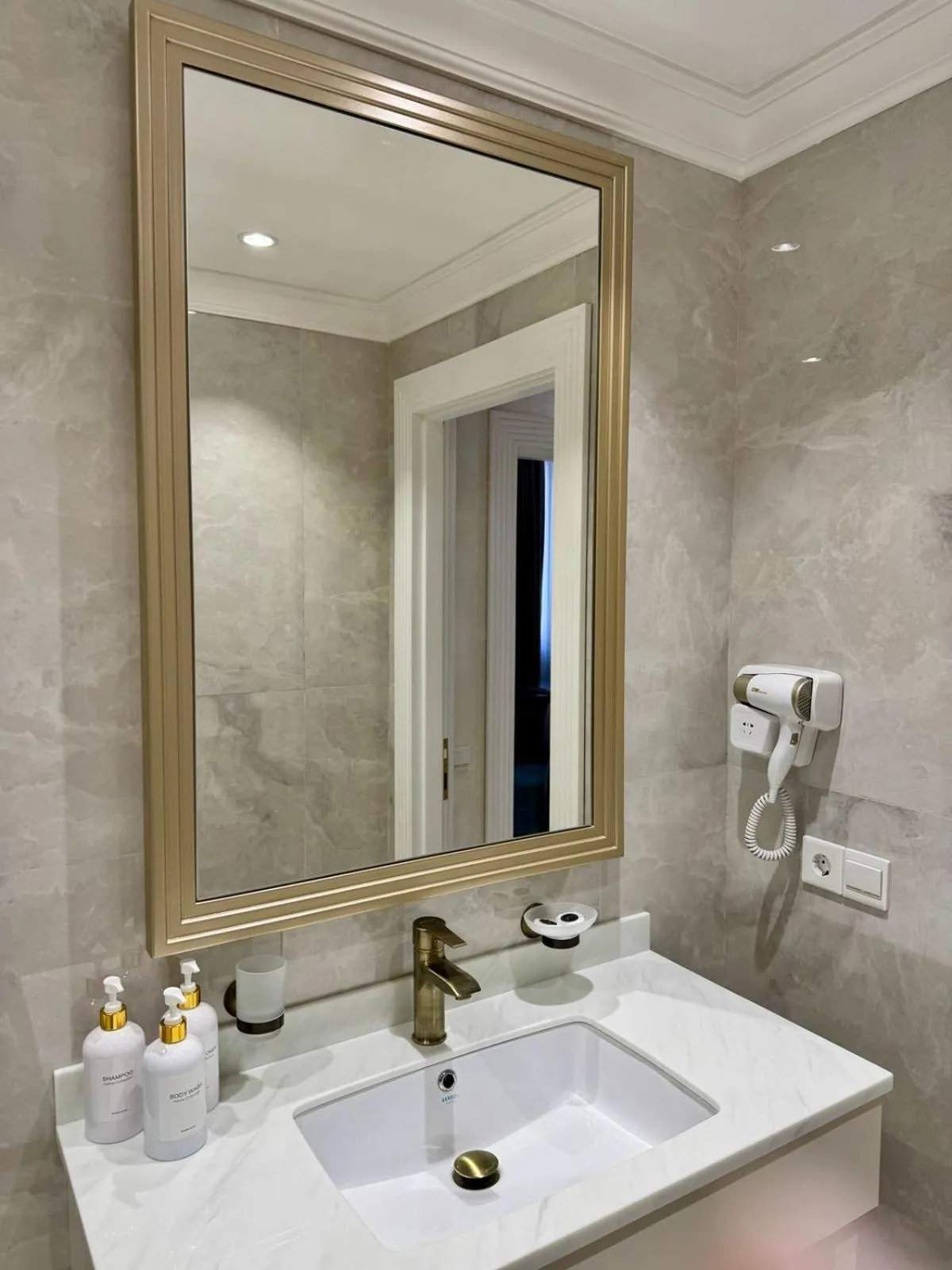 Shower in Ganjali Plaza Hotel