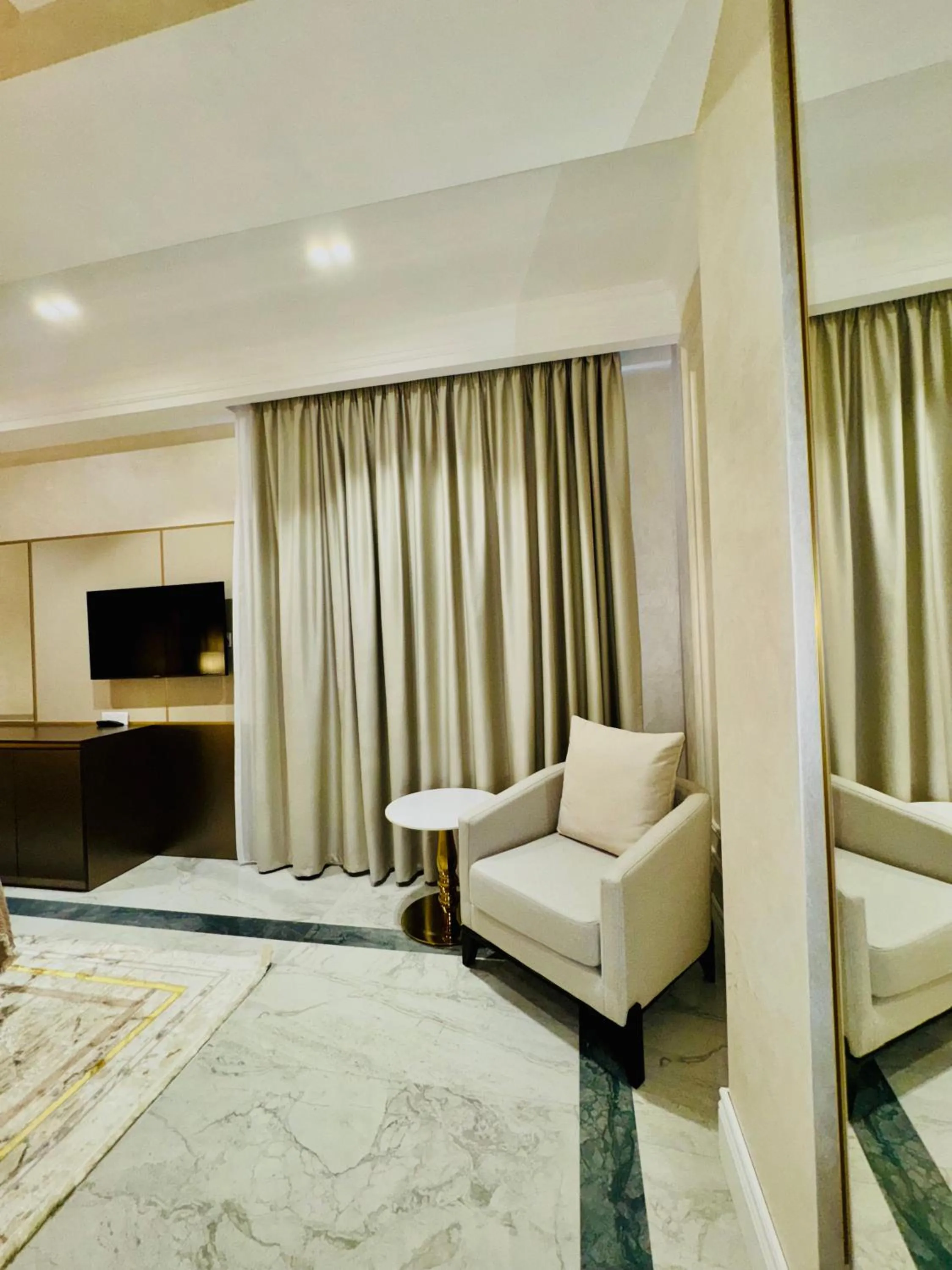 Seating area, Bed in Ganjali Plaza Hotel