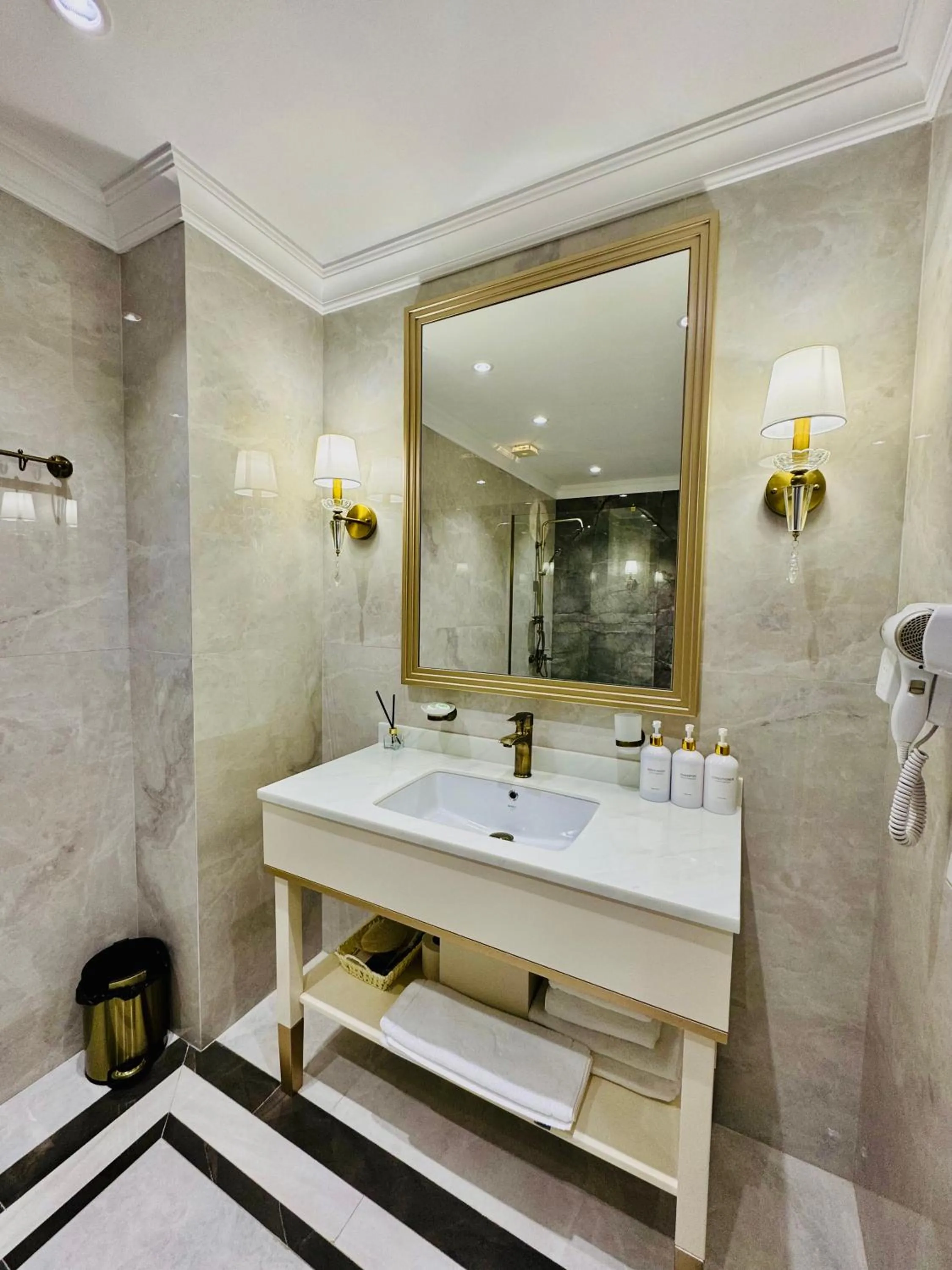 Shower in Ganjali Plaza Hotel