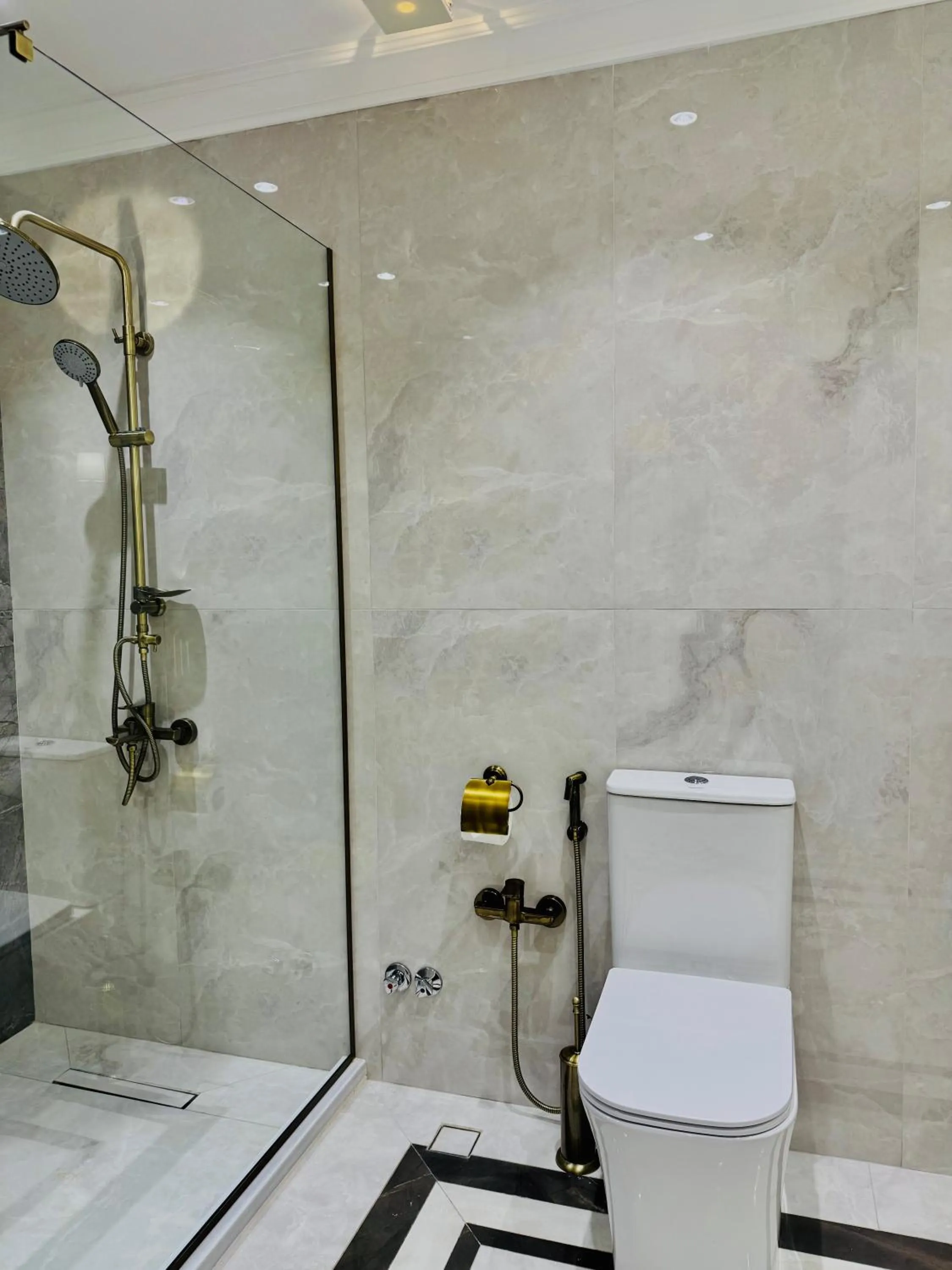 Shower in Ganjali Plaza Hotel
