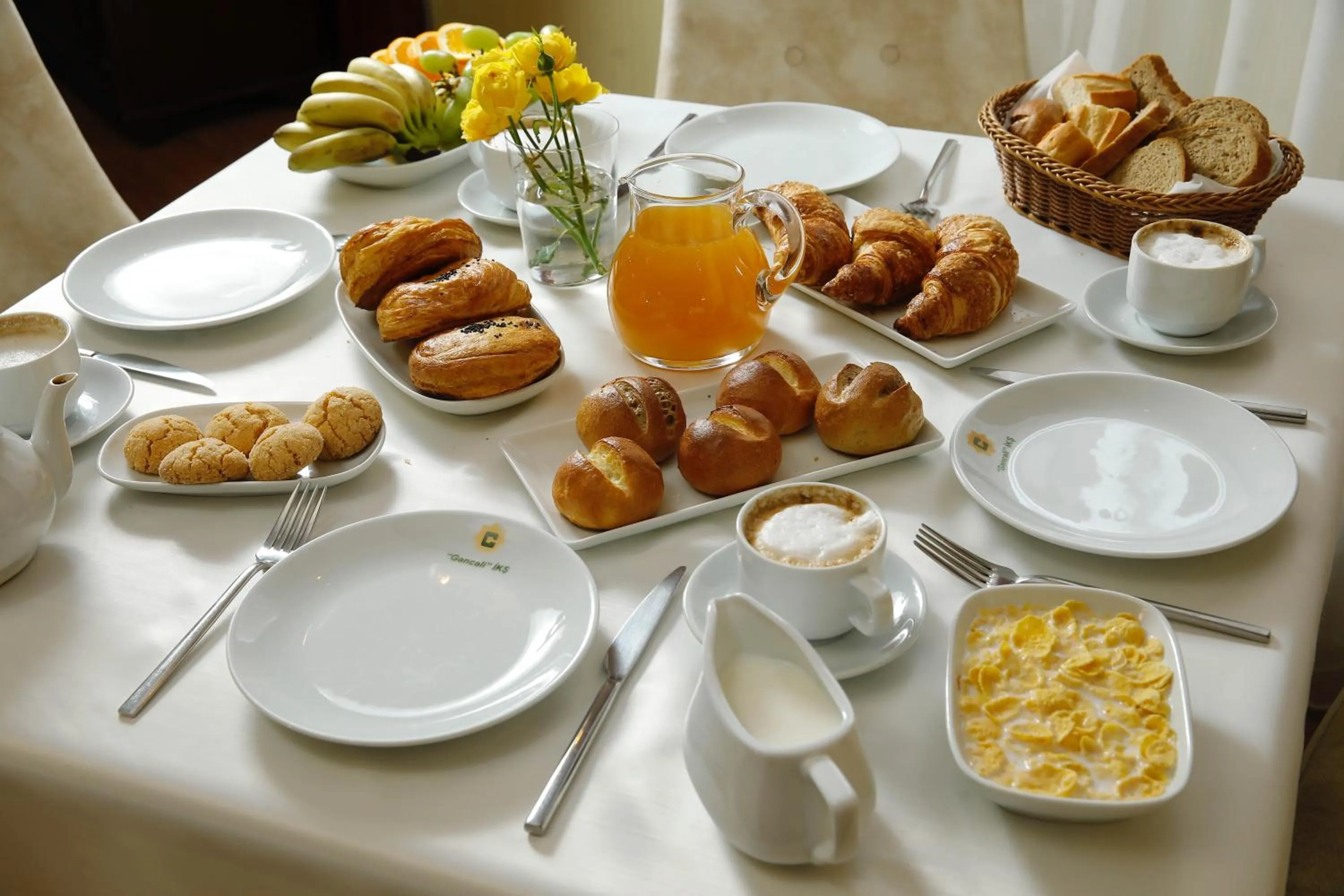 Food and drinks in Ganjali Plaza Hotel