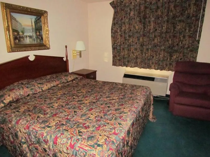 Photo of the whole room, Bed in Western Inn & Suites Hampton