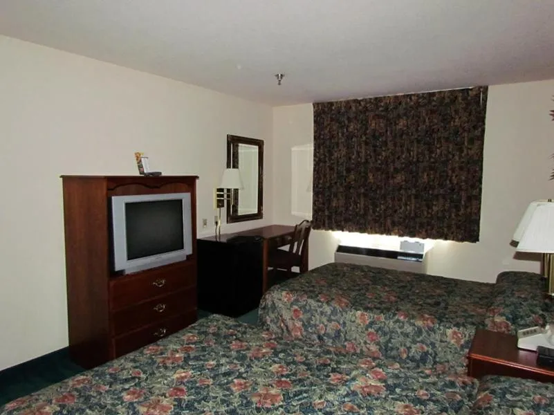 Photo of the whole room, Bed in Western Inn & Suites Hampton