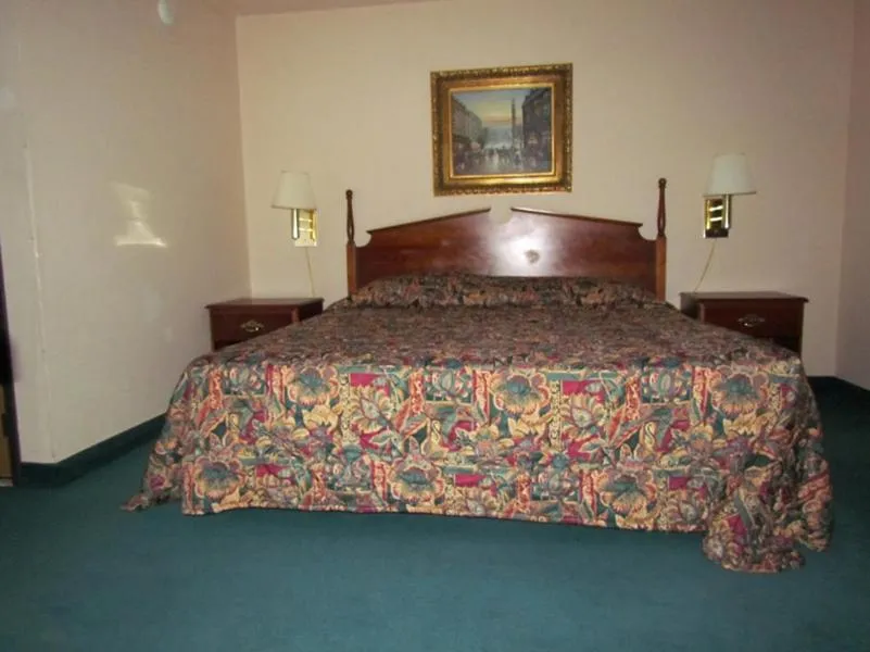 Photo of the whole room, Bed in Western Inn & Suites Hampton