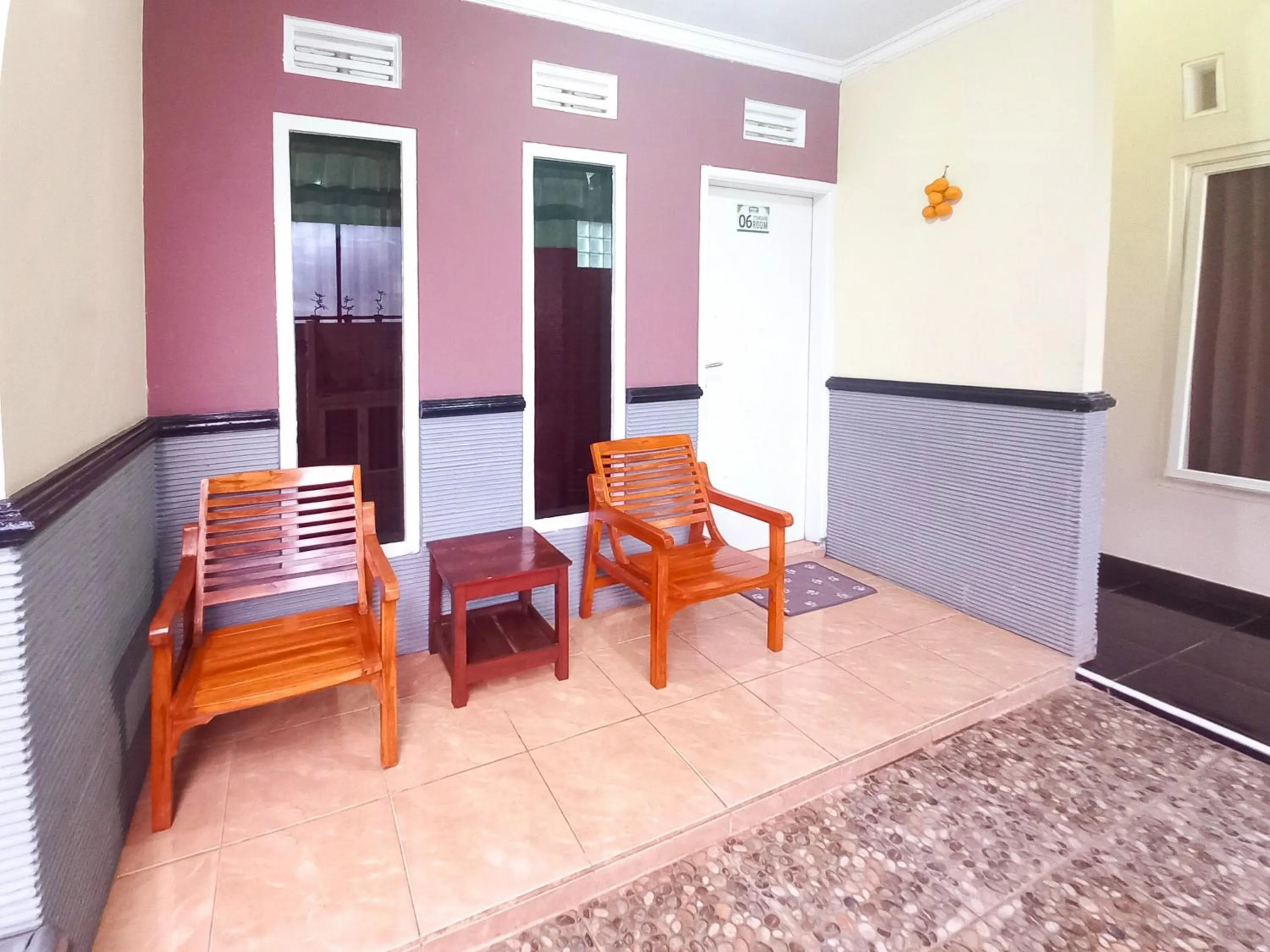 Seating area in Lancar Homestay Syariah near BNS Mitra RedDoorz