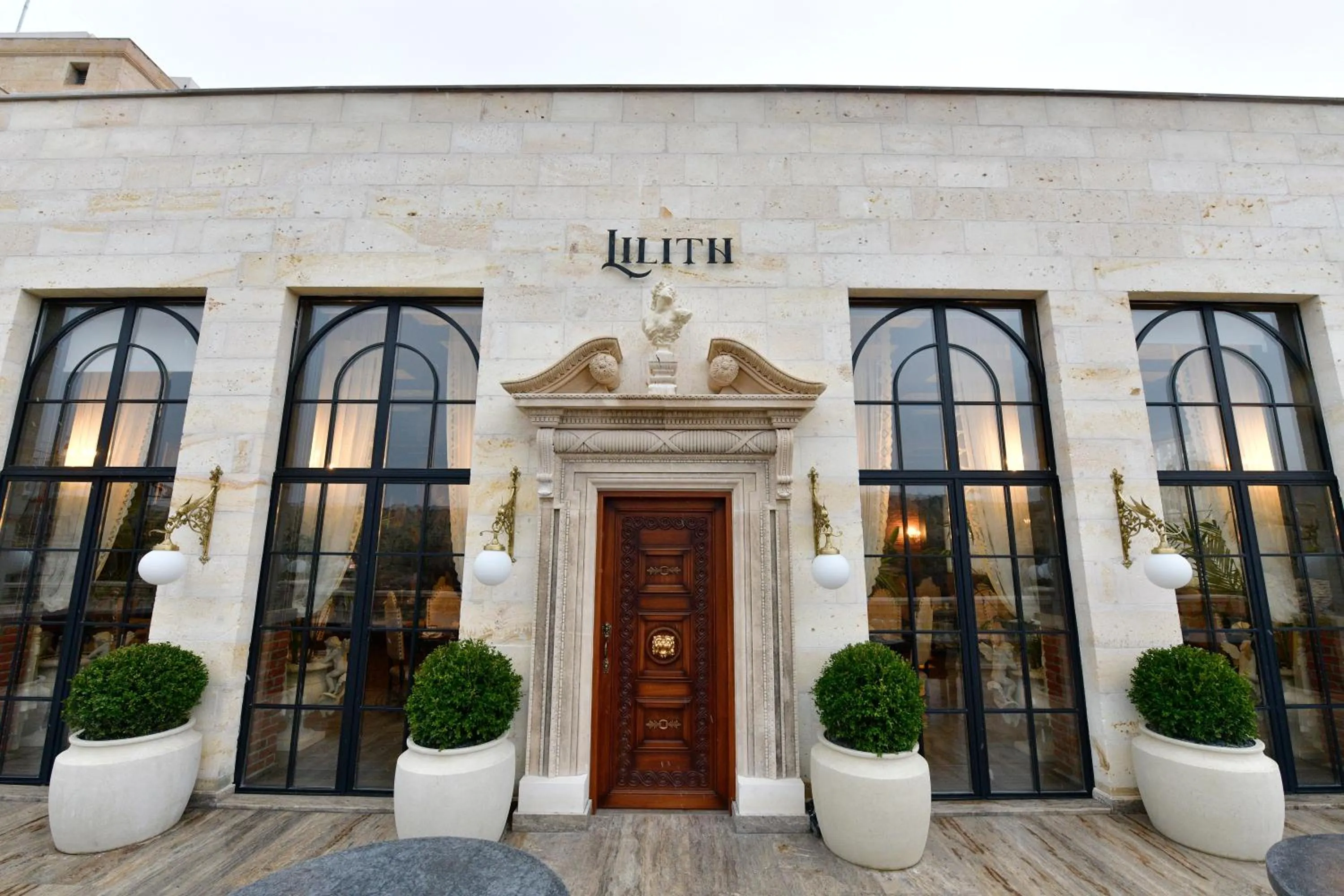 Restaurant/places to eat in Sacred Mansion