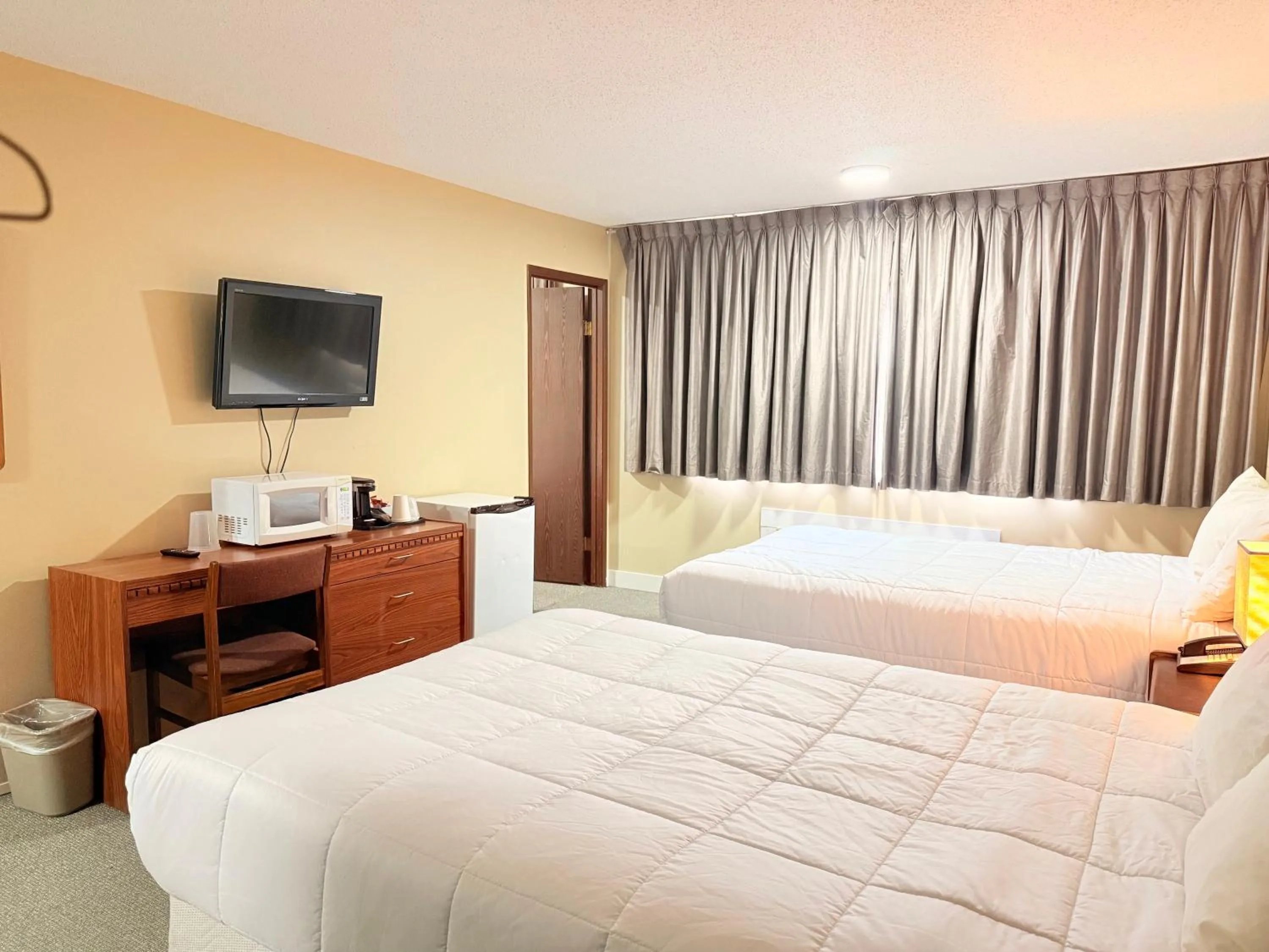 Communal lounge/ TV room, Bed in Capri Motor Inn