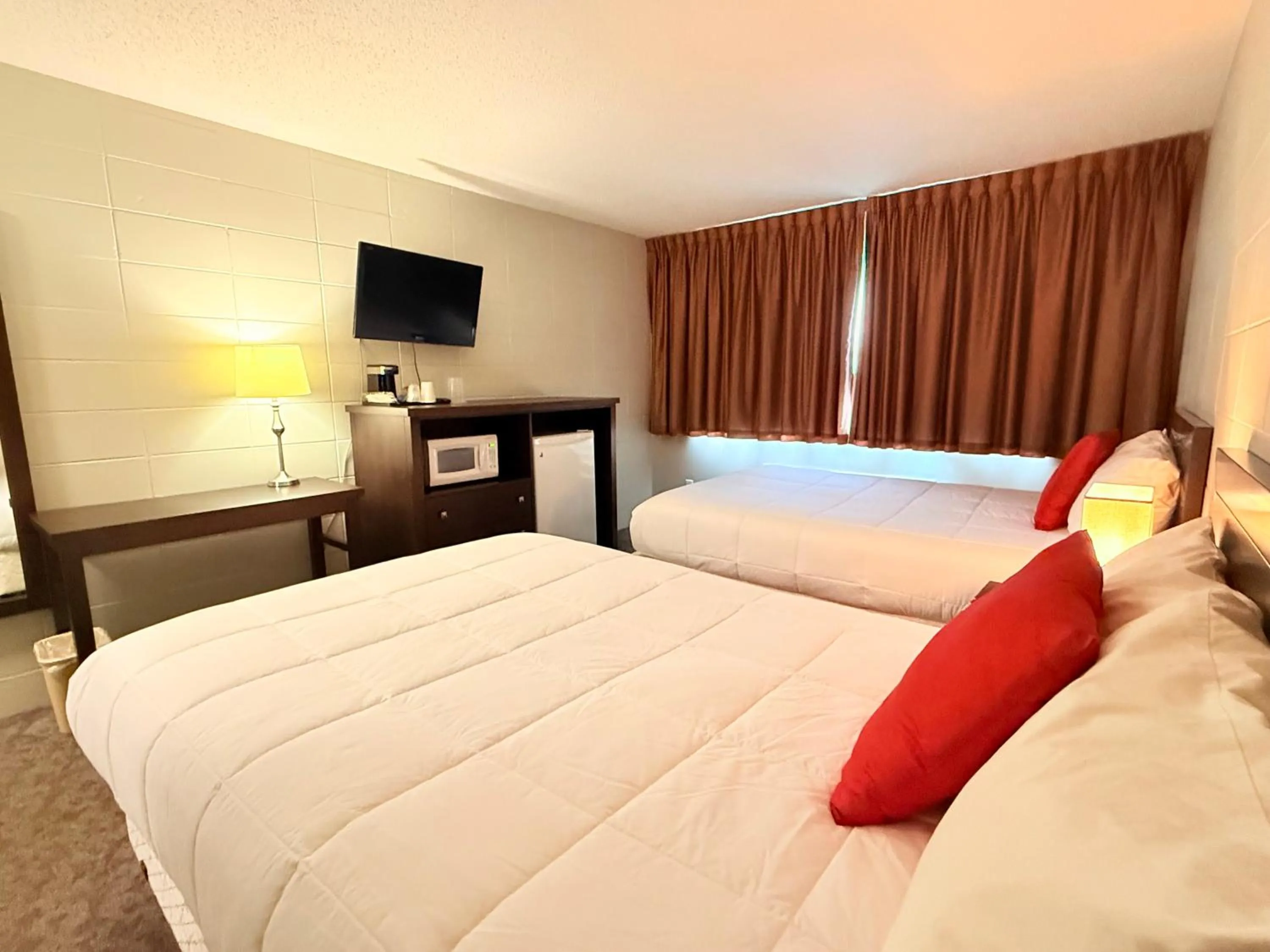 Communal lounge/ TV room, Bed in Capri Motor Inn