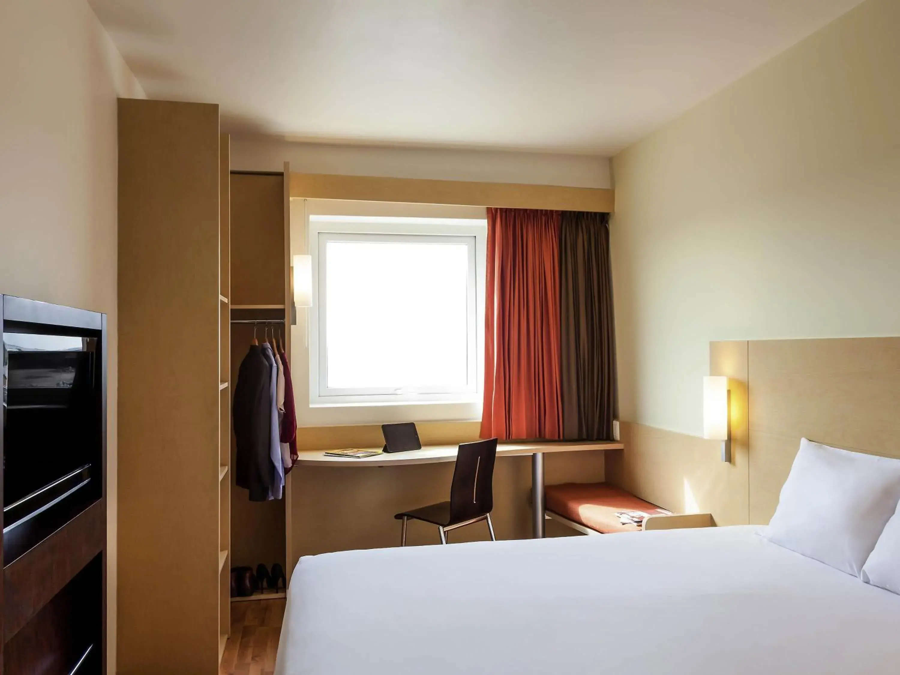 Standard Queen Room in Ibis Juarez Consulado Standard Queen Room in Ibis Juarez Consulado