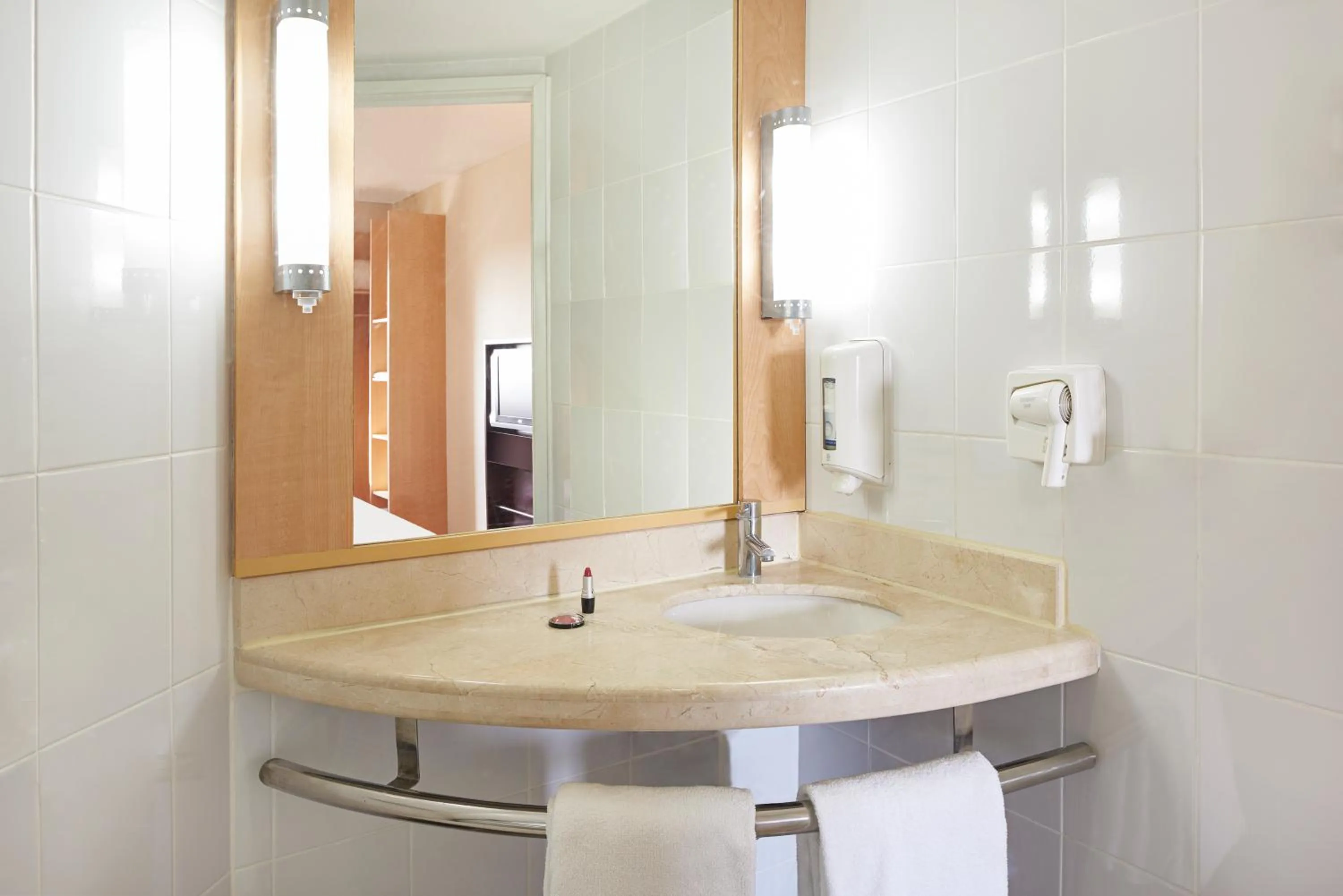 Bathroom in Ibis Juarez Consulado