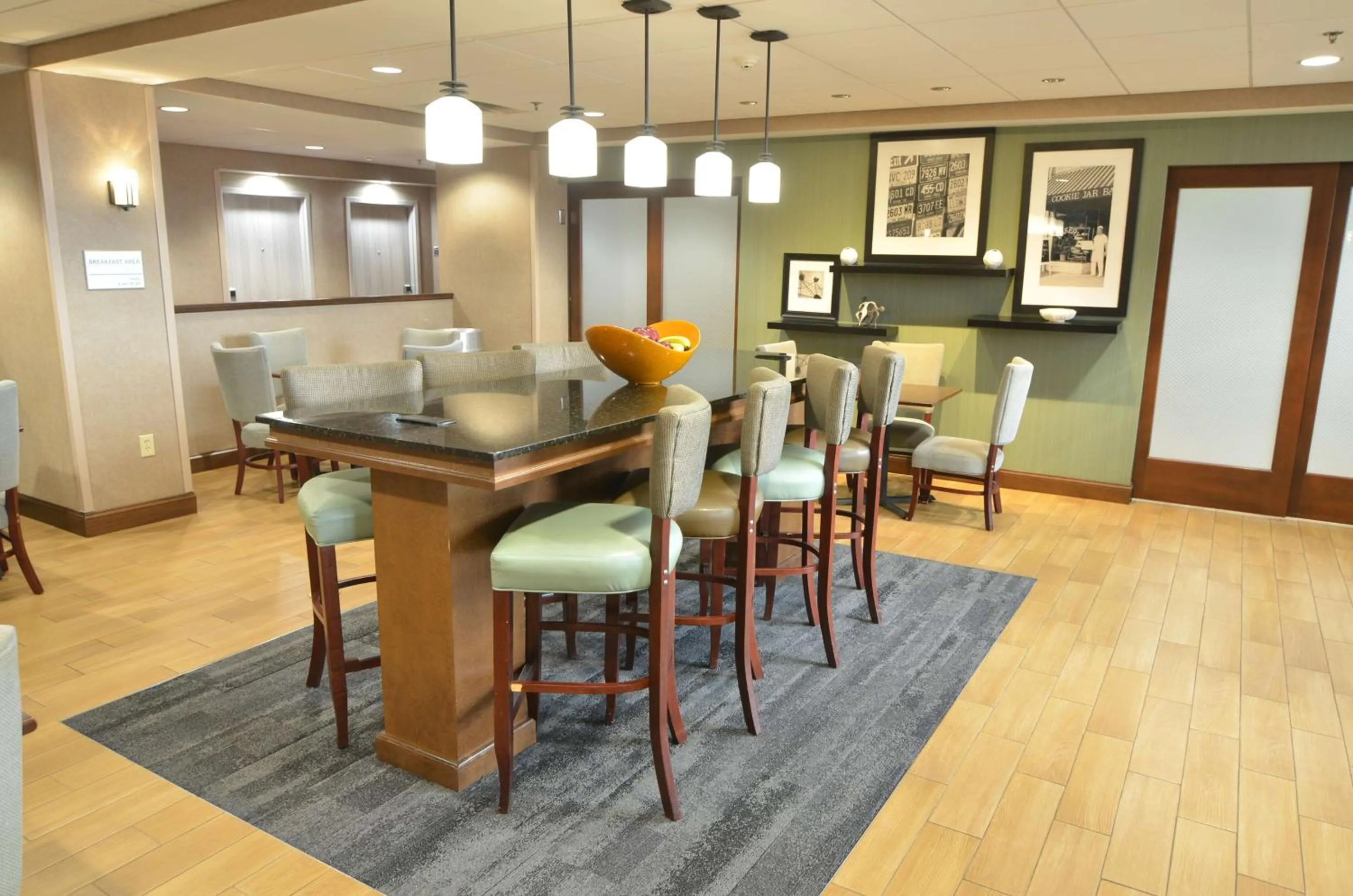 Dining area in Hampton Inn Fort Payne