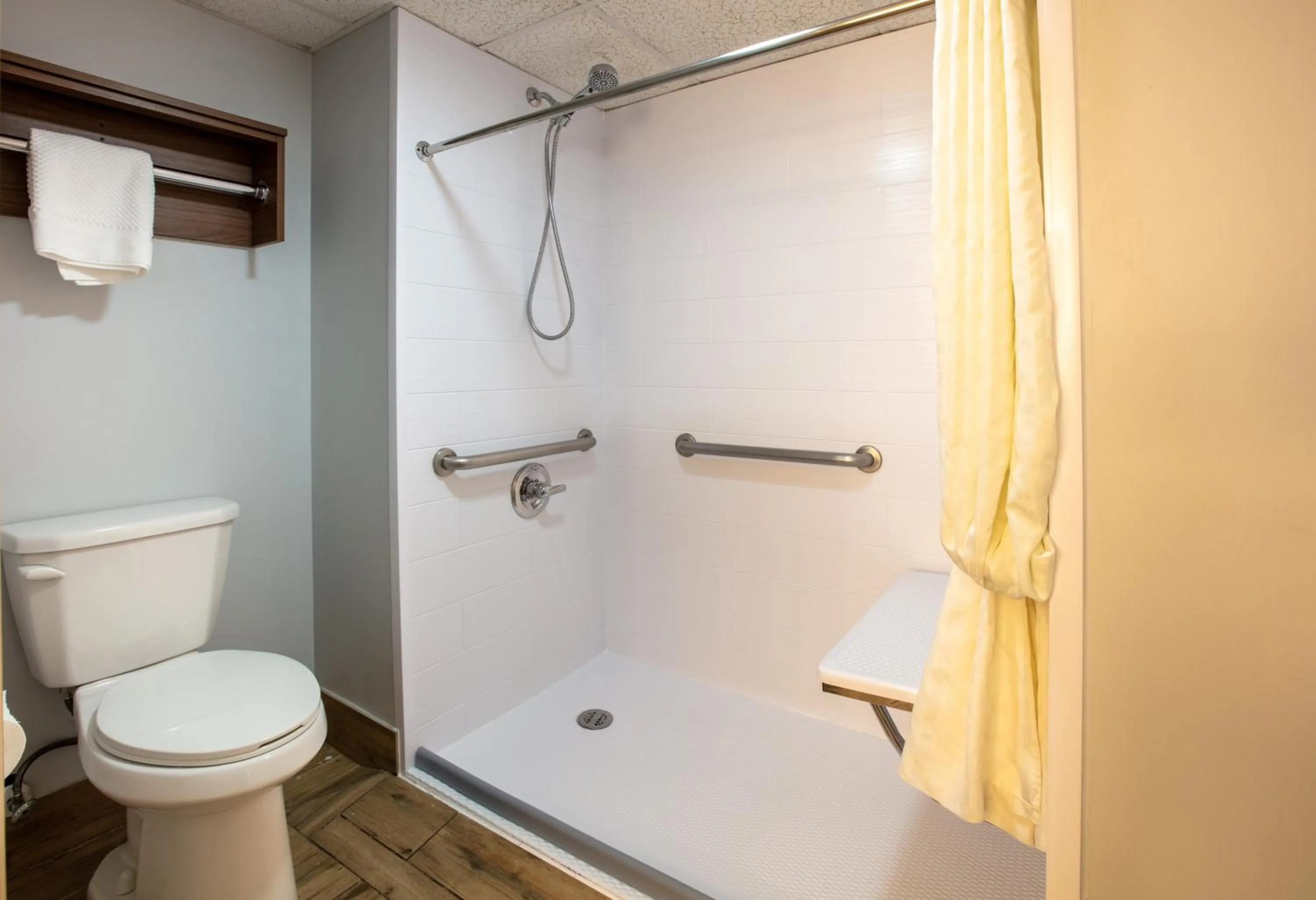 Bathroom in Park Grove Inn