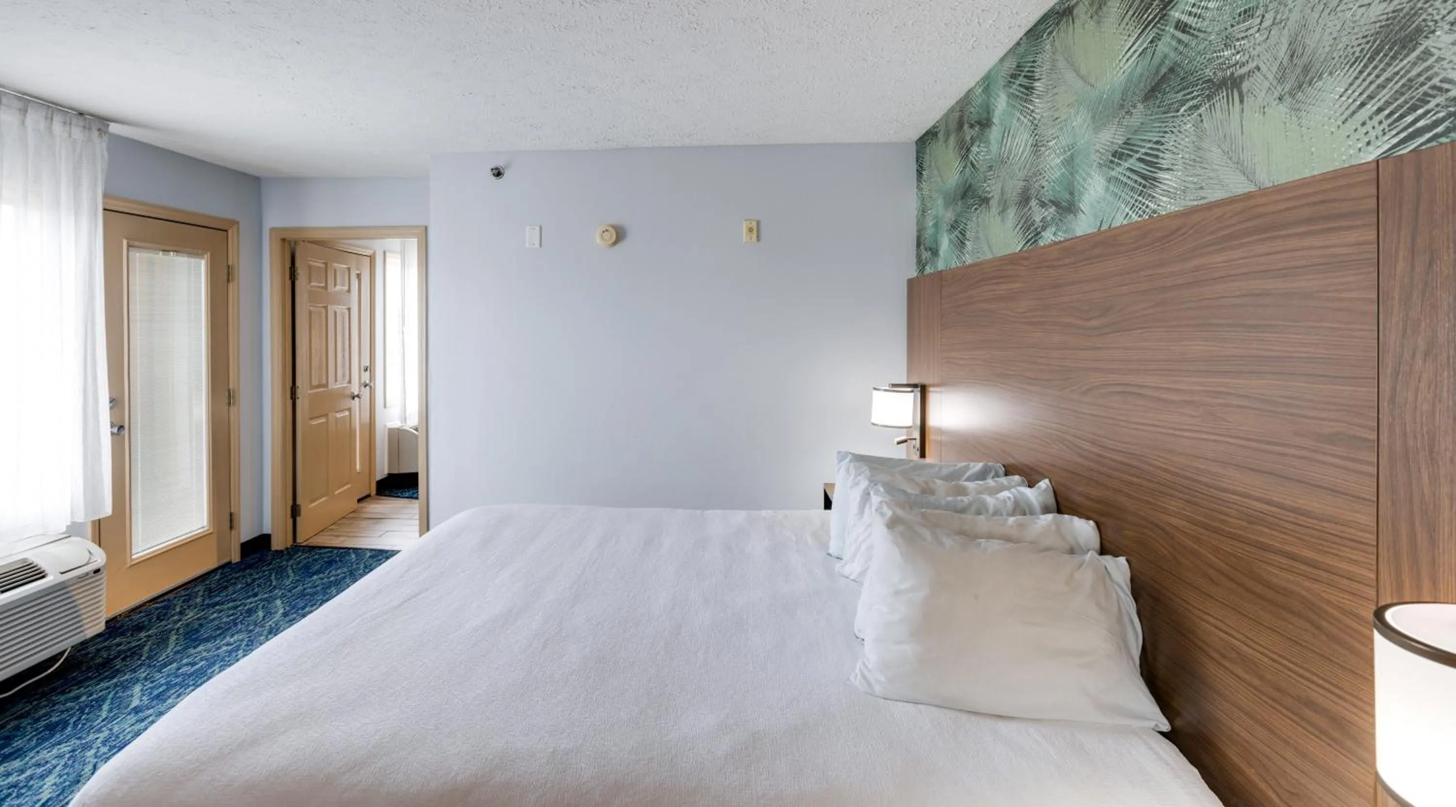 Photo of the whole room, Bed in Park Grove Inn