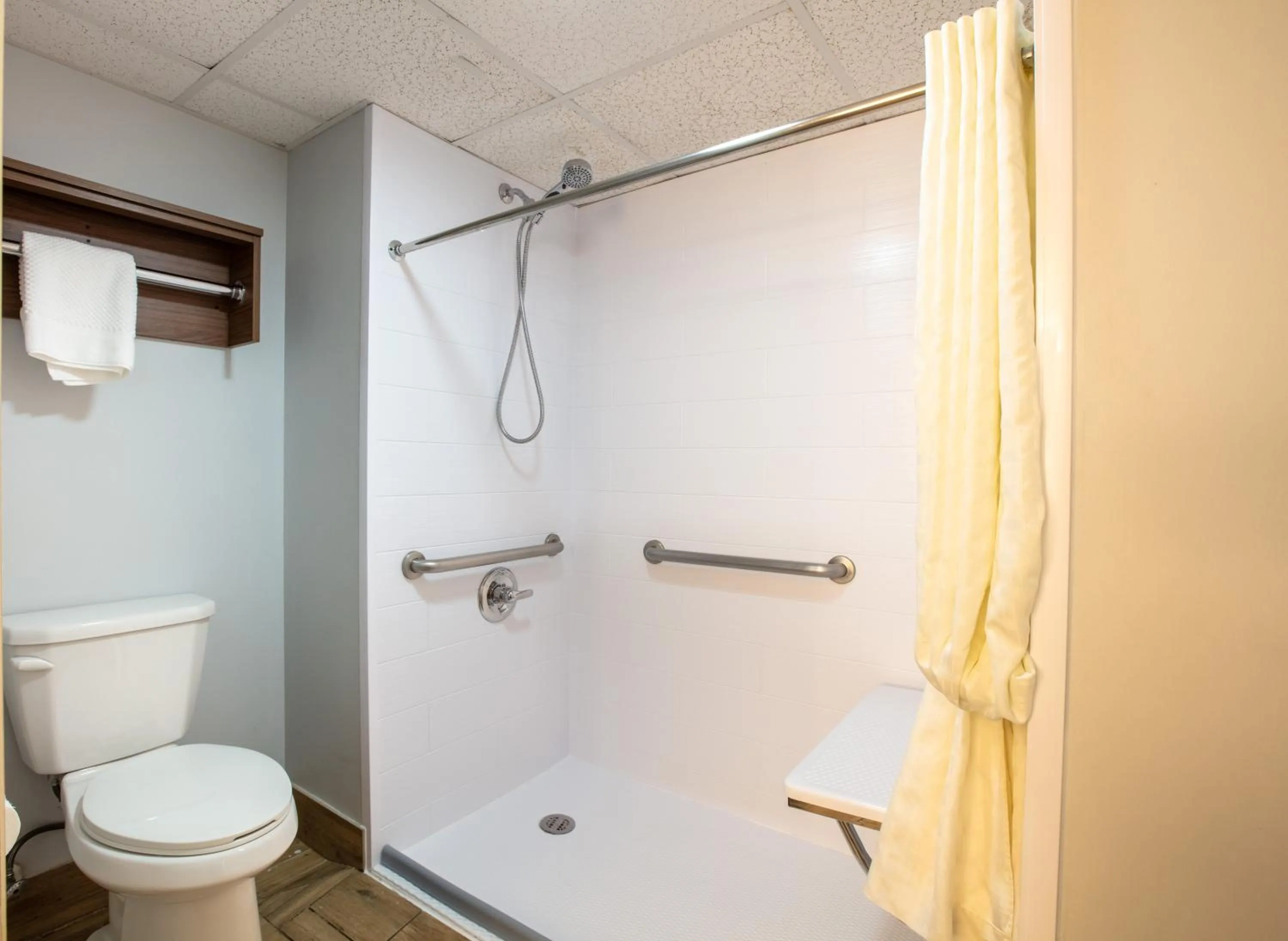 Bathroom in Park Grove Inn