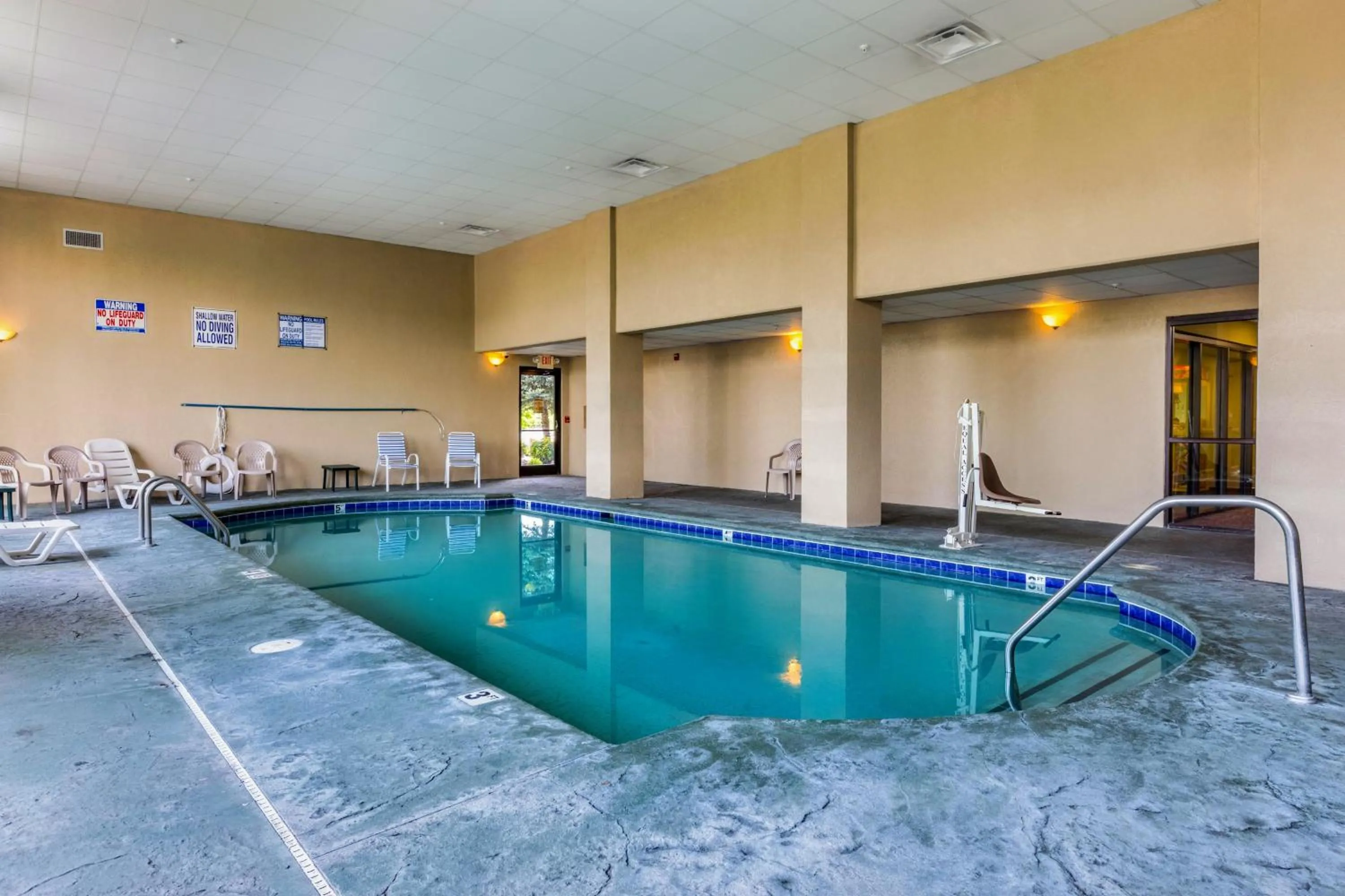Swimming pool in Park Grove Inn