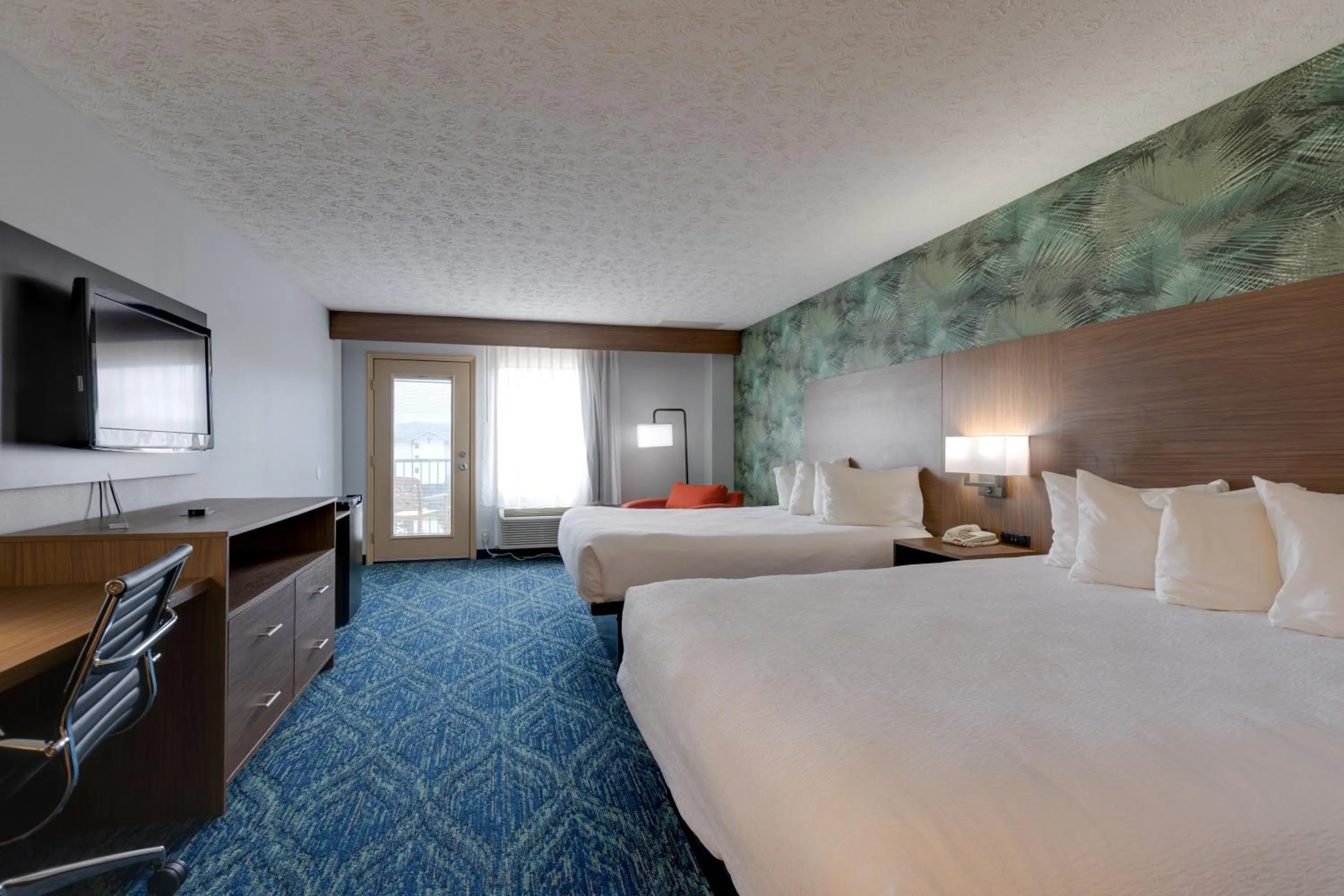 Photo of the whole room, Bed in Park Grove Inn