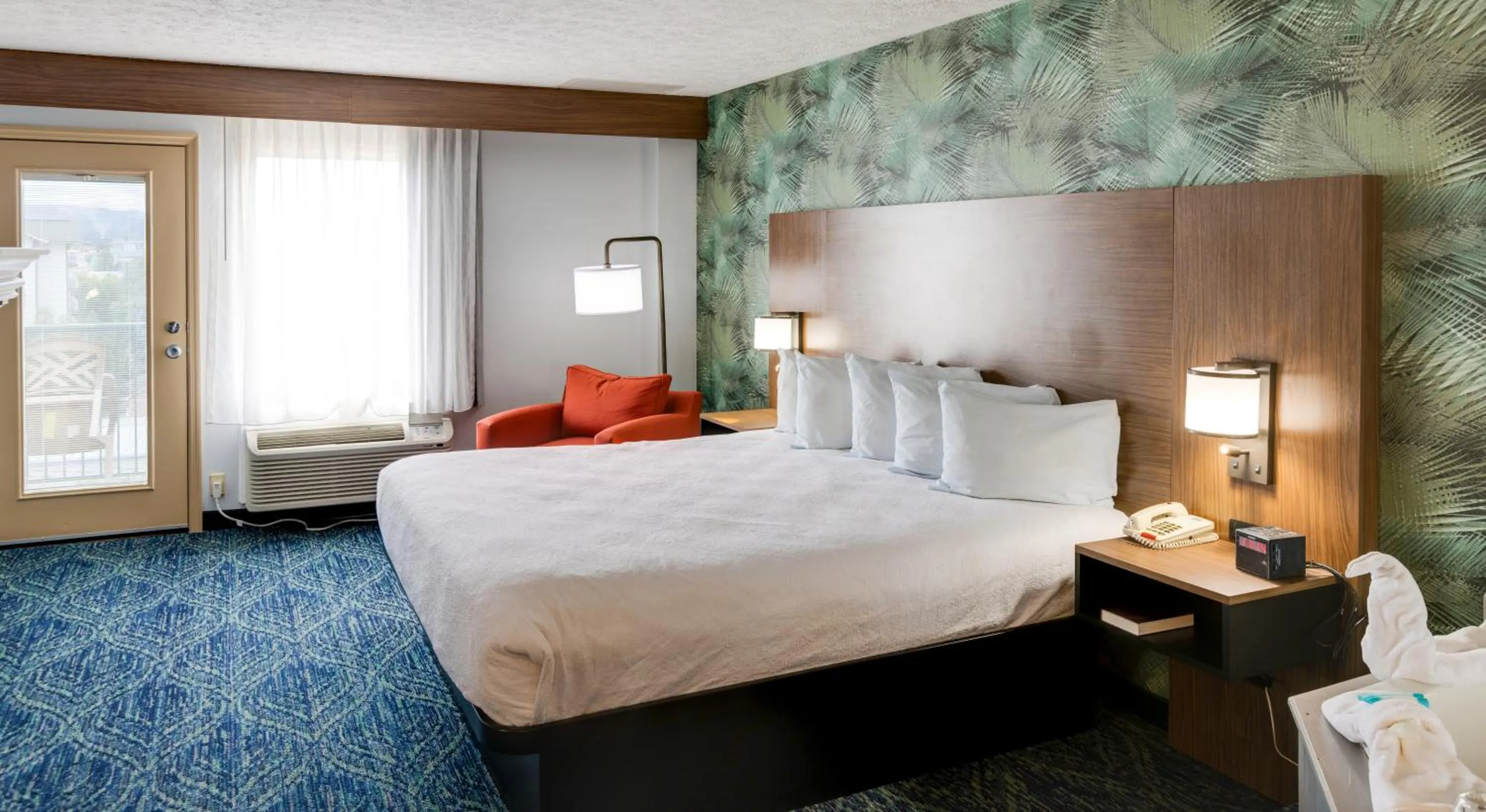 Photo of the whole room, Bed in Park Grove Inn