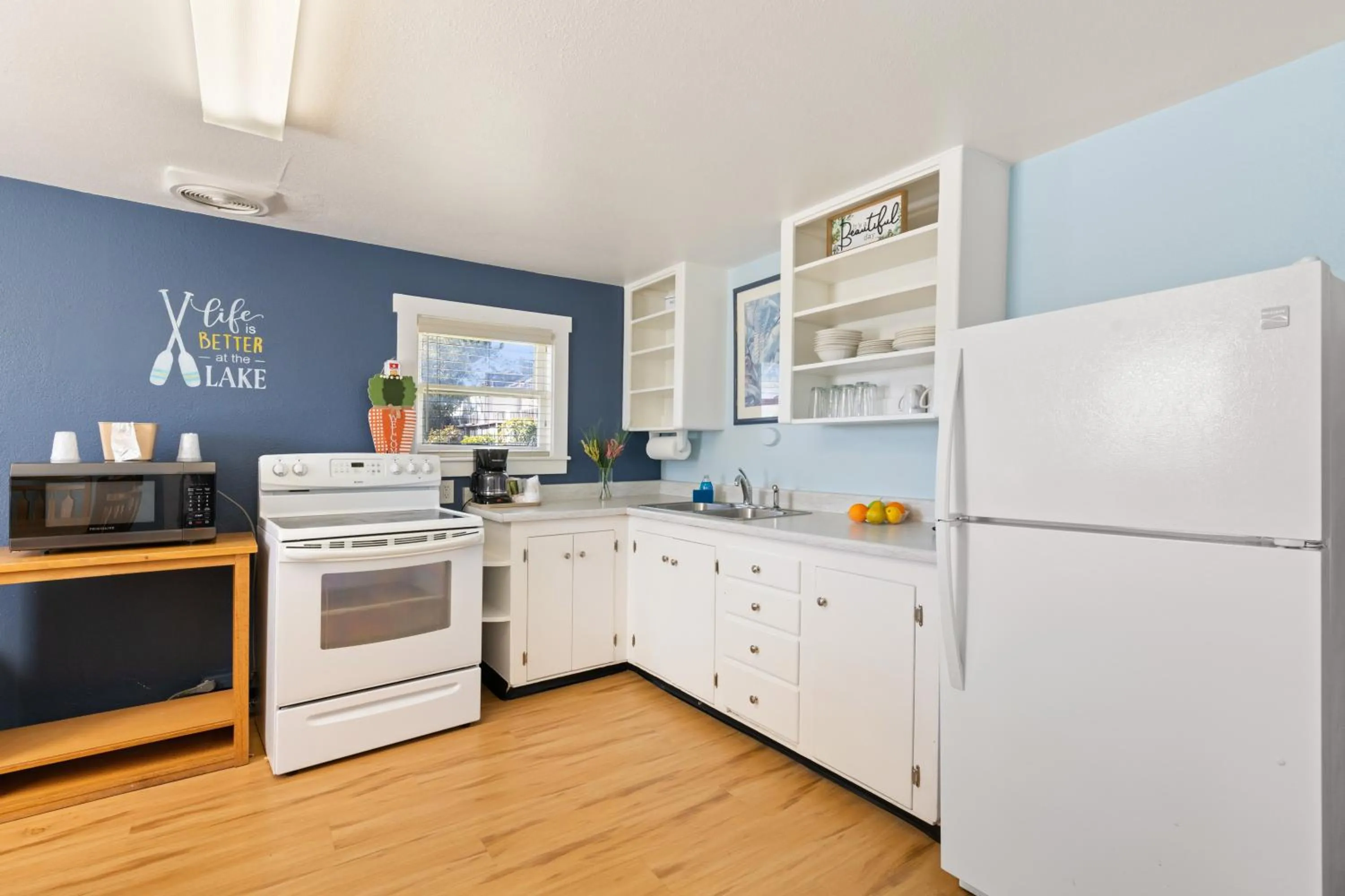 Kitchen or kitchenette in Skylark Shores Resort