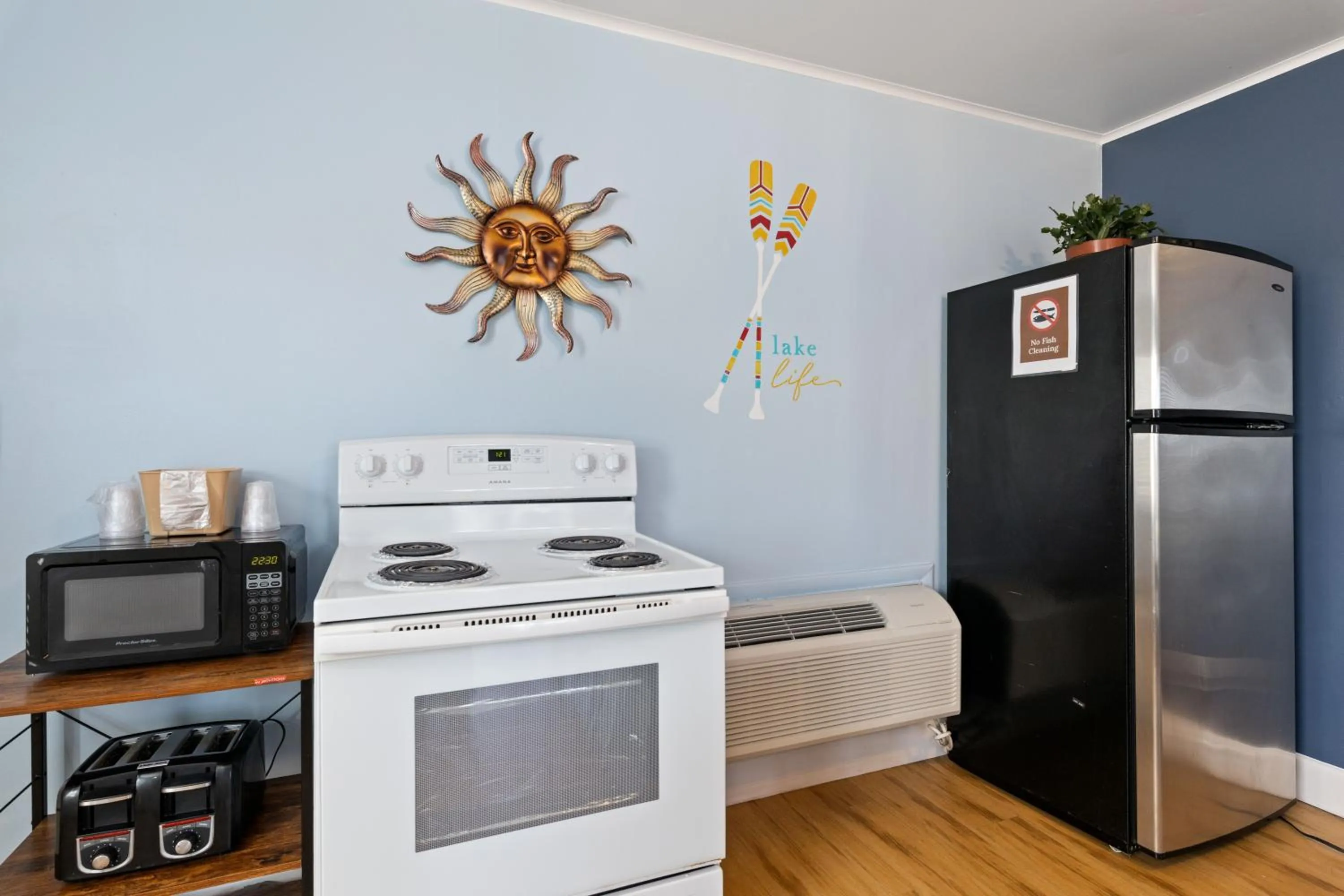 oven in Skylark Shores Resort