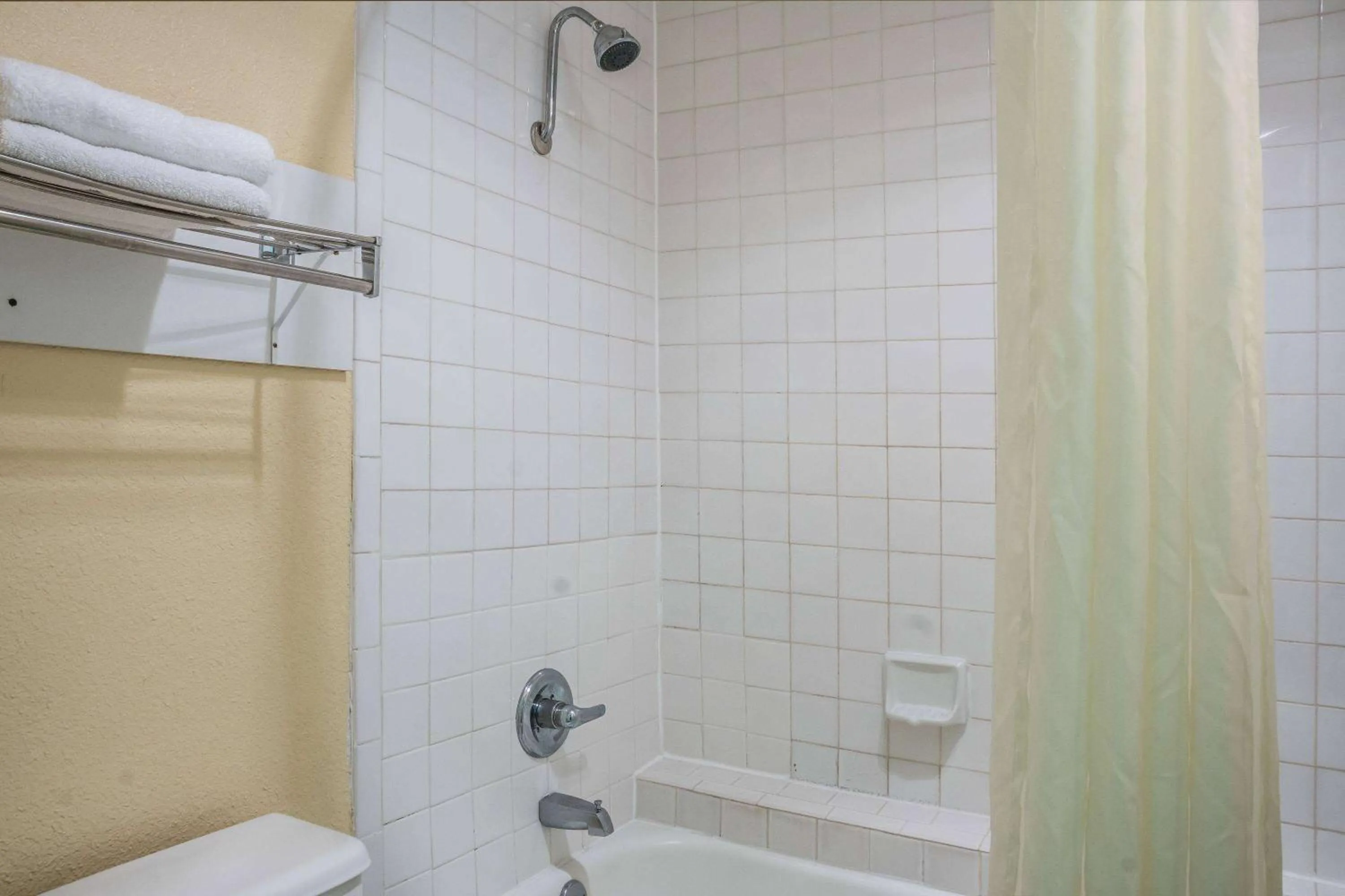 Photo of the whole room in Super 8 by Wyndham San Marcos