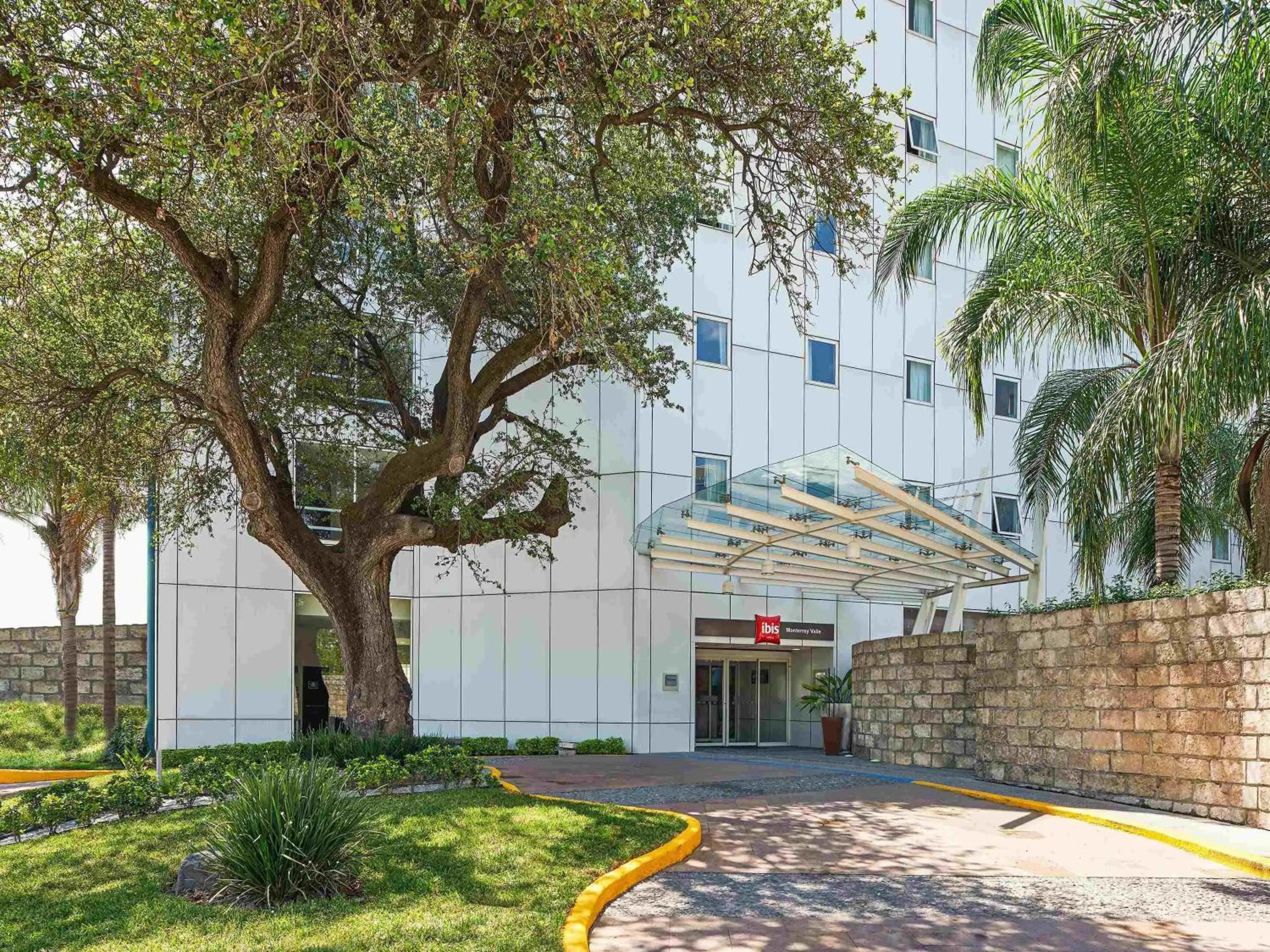 Property building in Ibis Monterrey Valle