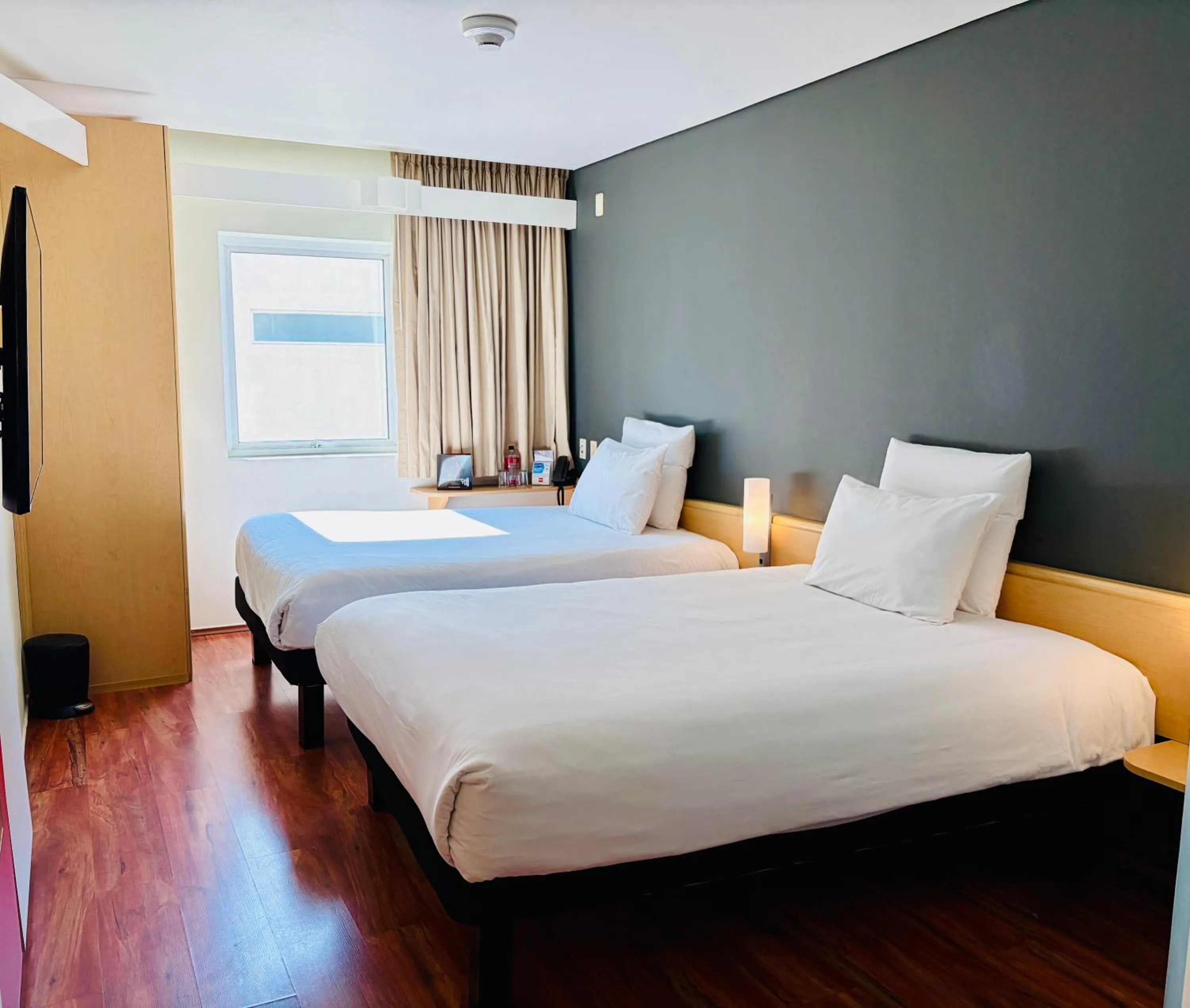 Bed in Ibis Monterrey Valle