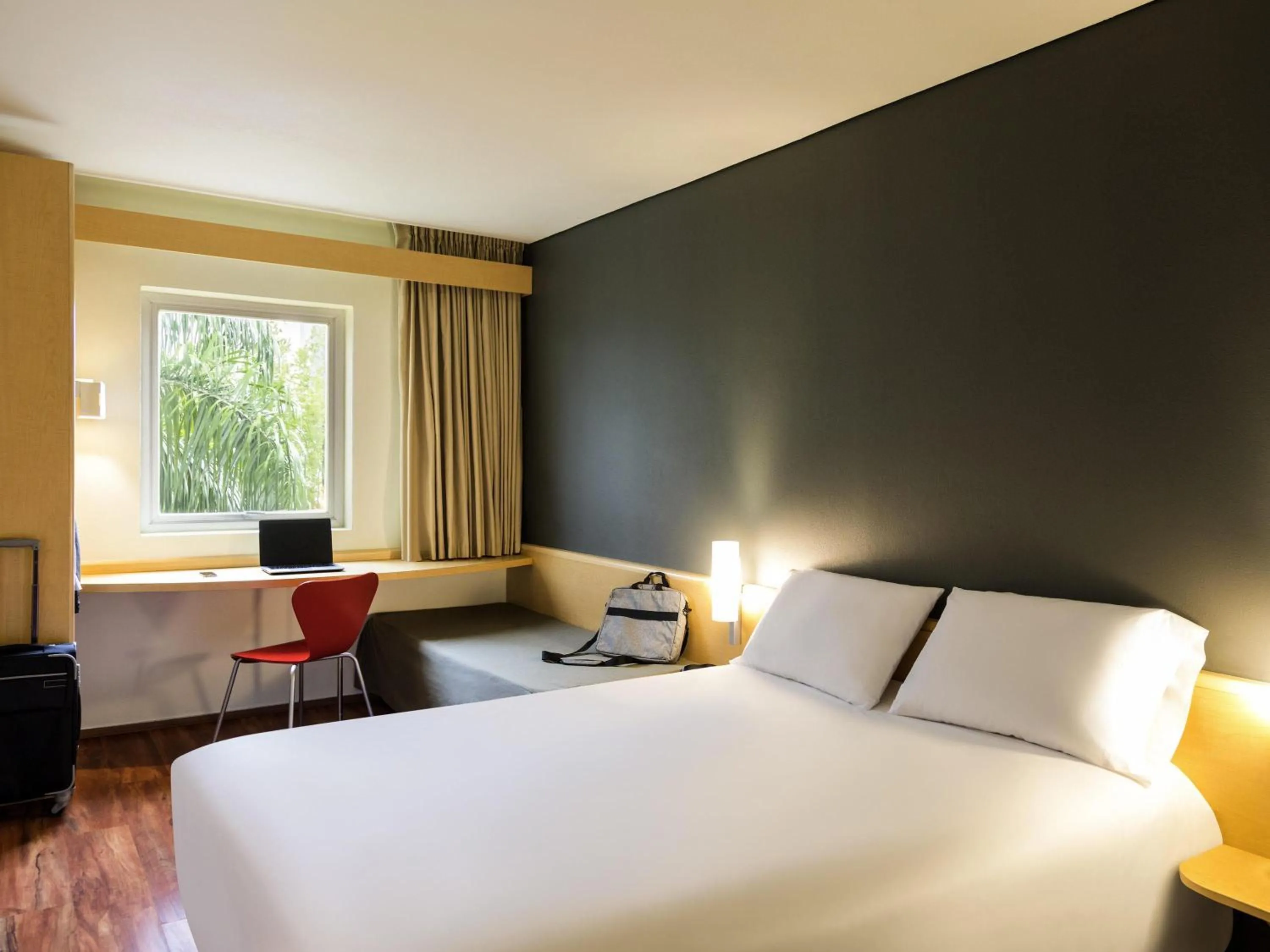 Bedroom, Bed in Ibis Monterrey Valle