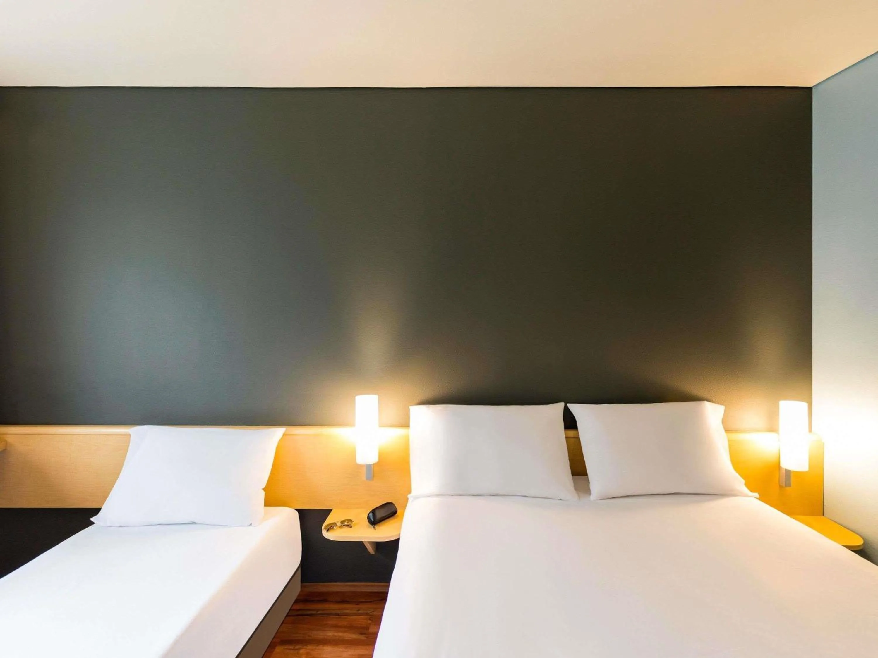 Bedroom, Bed in Ibis Monterrey Valle