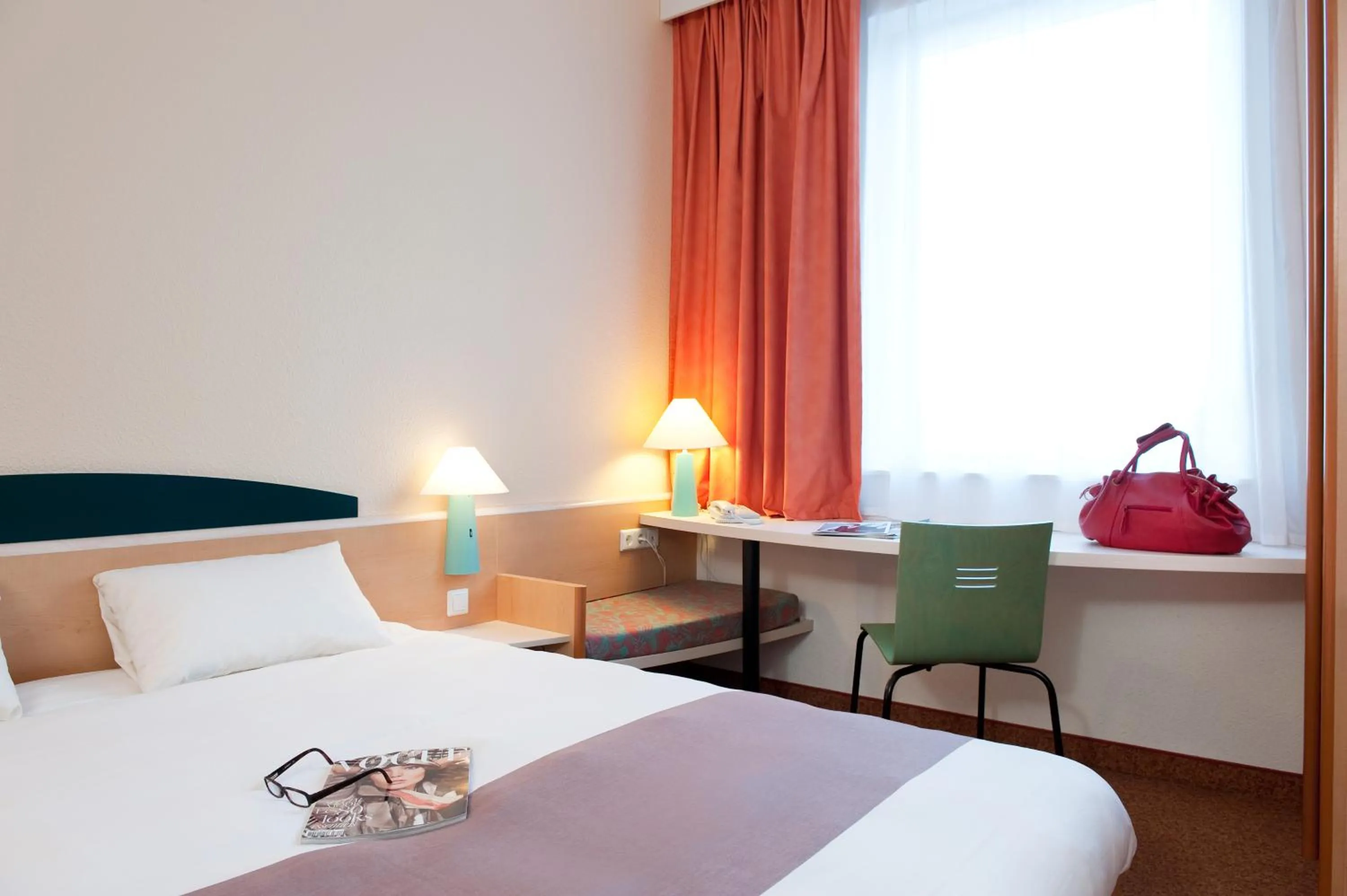 Photo of the whole room, Bed in Ibis Monterrey Aeropuerto