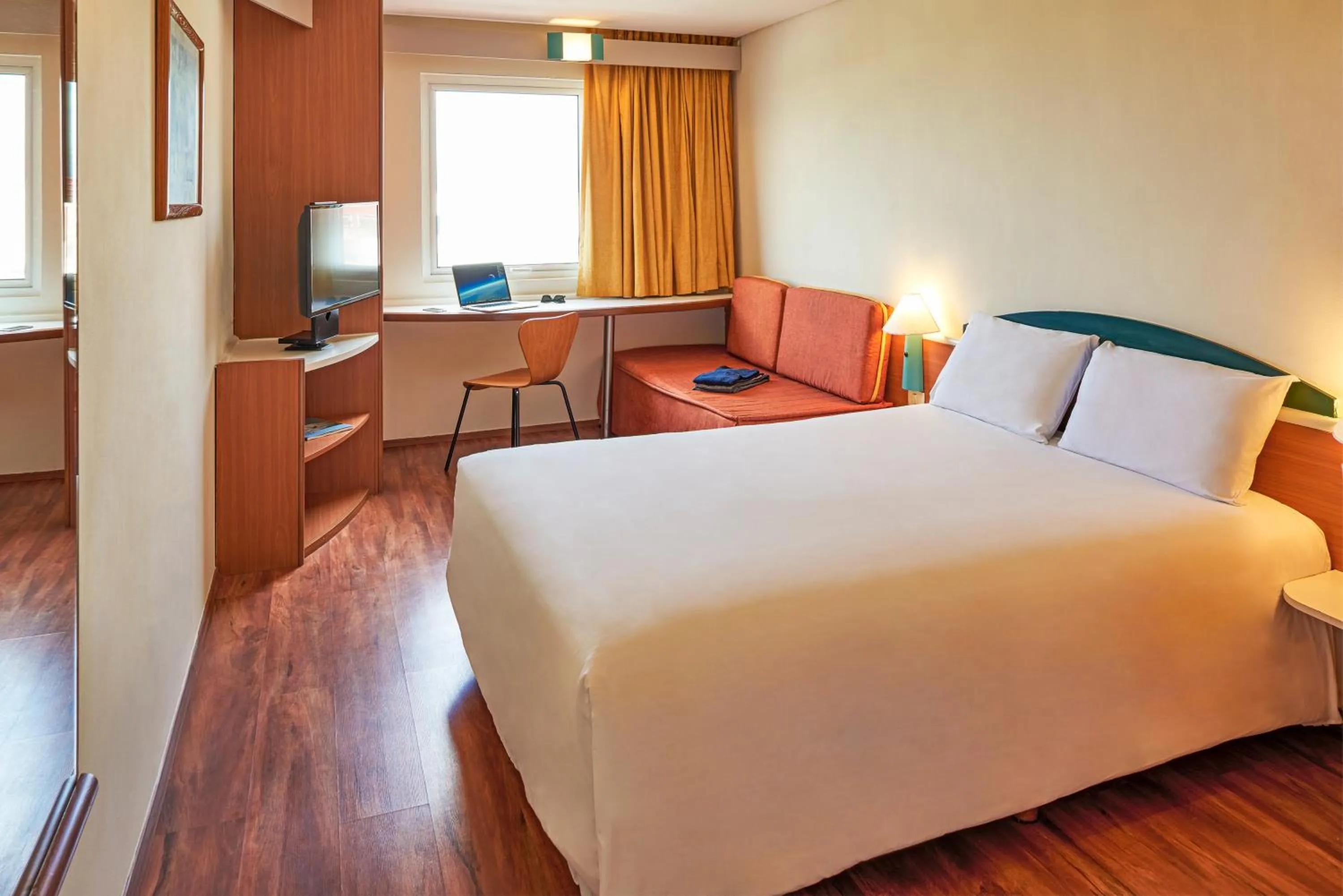 Photo of the whole room, Bed in Ibis Monterrey Aeropuerto