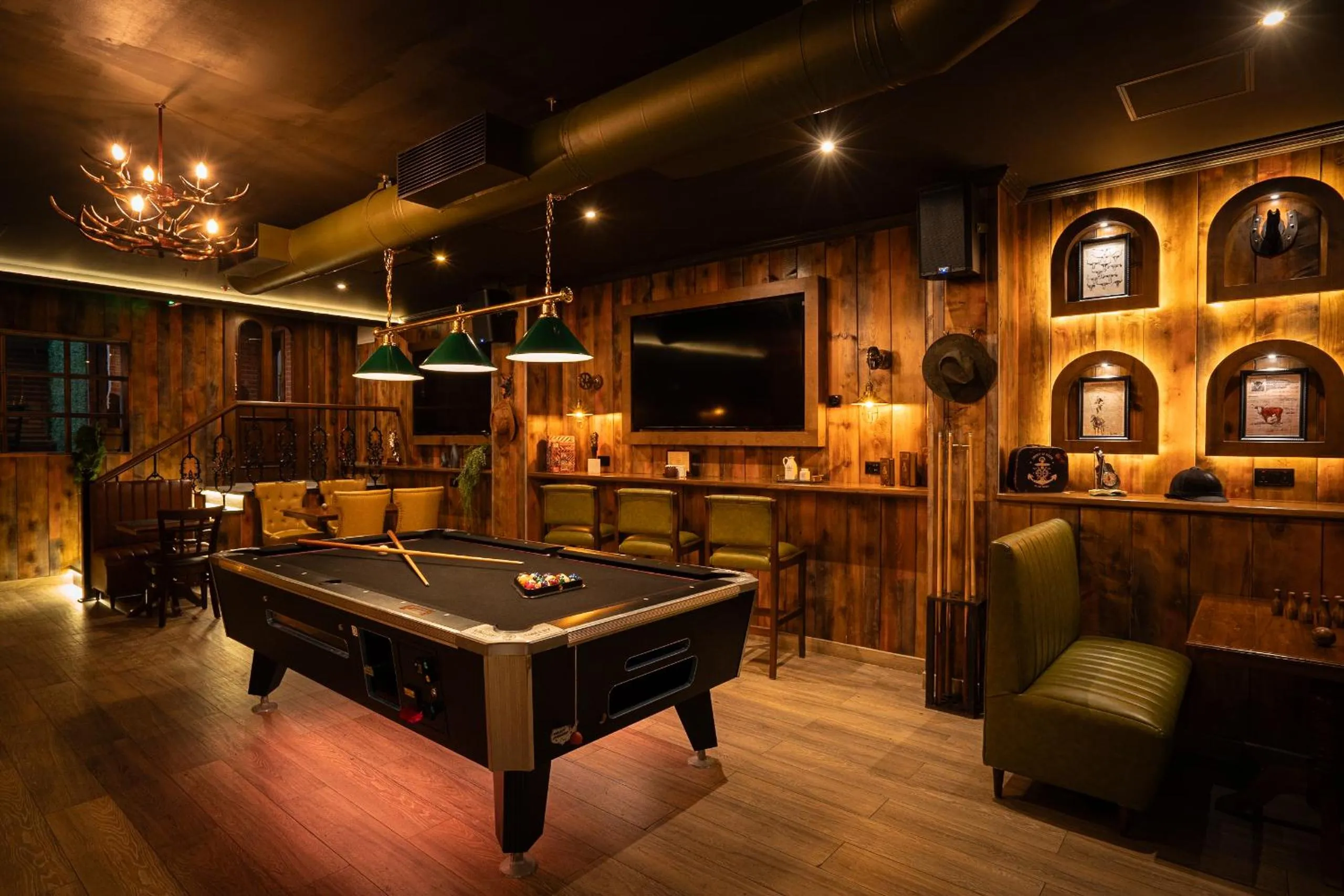 Communal lounge/ TV room in President Hotel