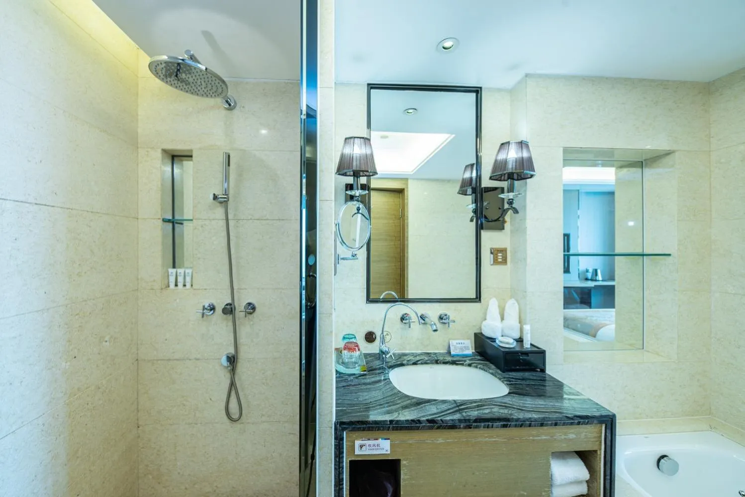 Shower in Shenzhen LANGYUE International Hotel