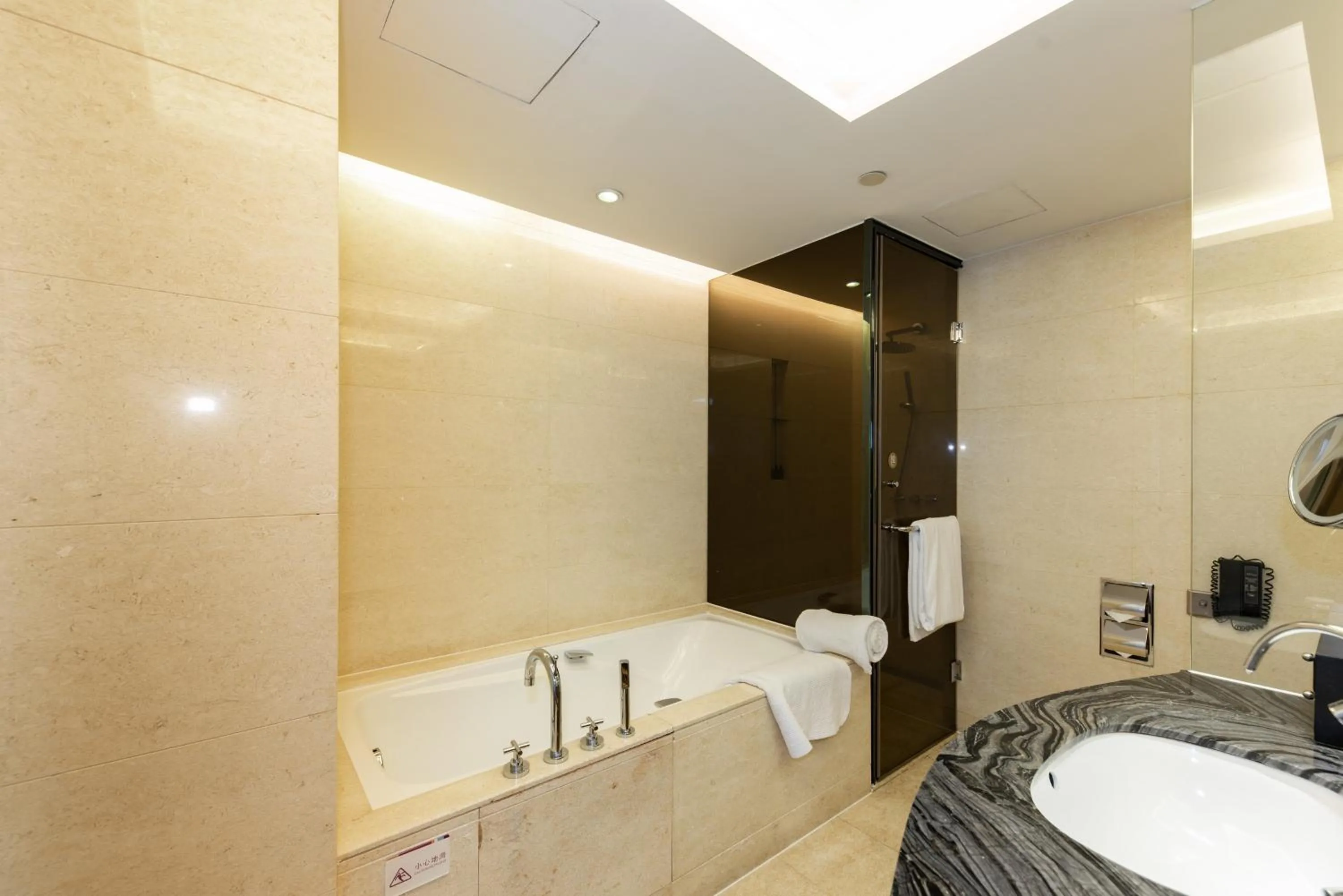 Bed in Shenzhen LANGYUE International Hotel