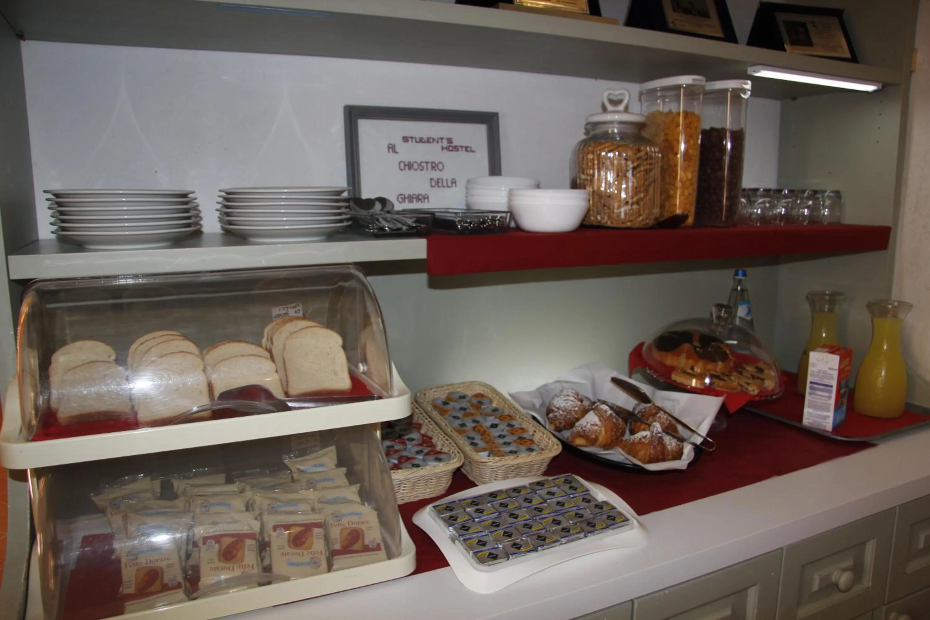 Restaurant/places to eat in Student's Hostel Della Ghiara